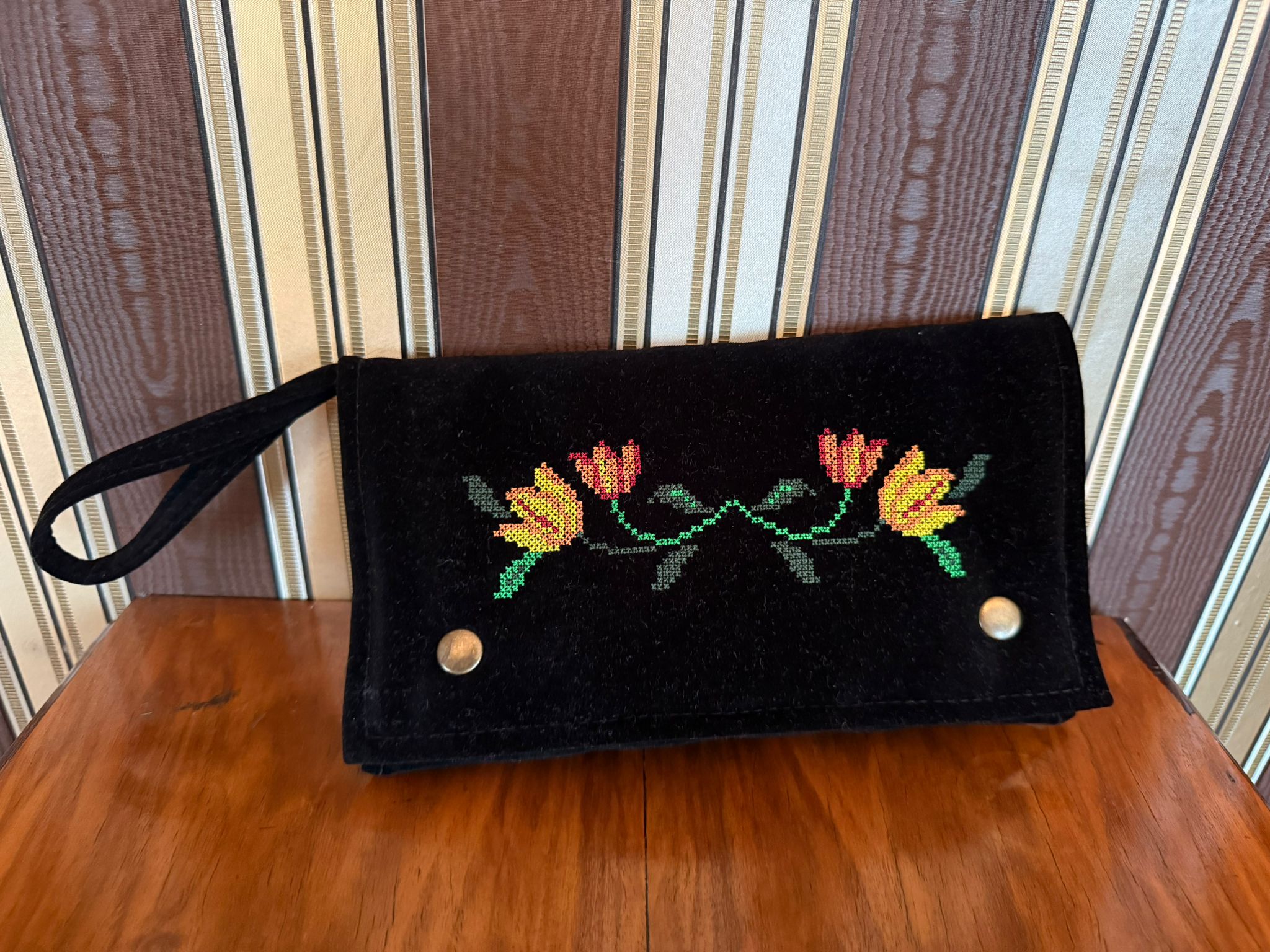 Geantă/ Plic din catifea neagră, elegantă, brodată cu flori Geantă/ Plic din catifea neagră, elegantă, brodată cu flori