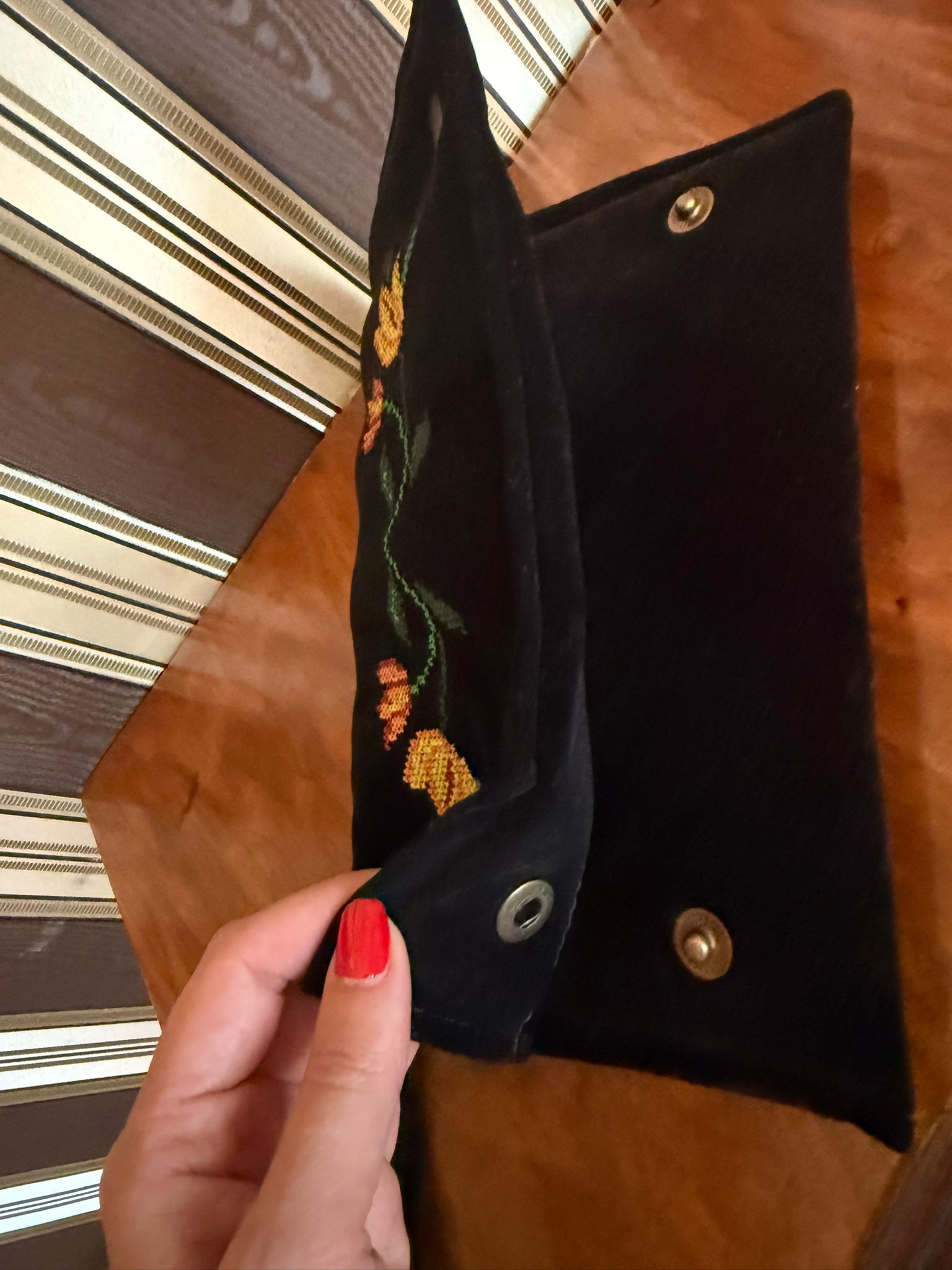 Geantă/ Plic din catifea neagră, elegantă, brodată cu flori Geantă/ Plic din catifea neagră, elegantă, brodată cu flori