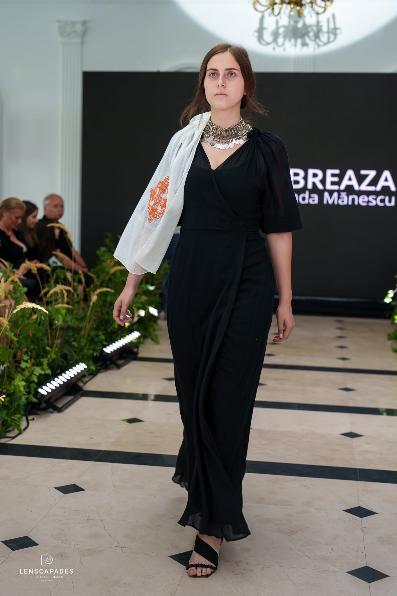 Maramă/ Eșarfă, brodată cu simboluri inspirate din tradiție, 200*50 cm Maramă/ Eșarfă, brodată cu simboluri inspirate din tradiție, 200*50 cm