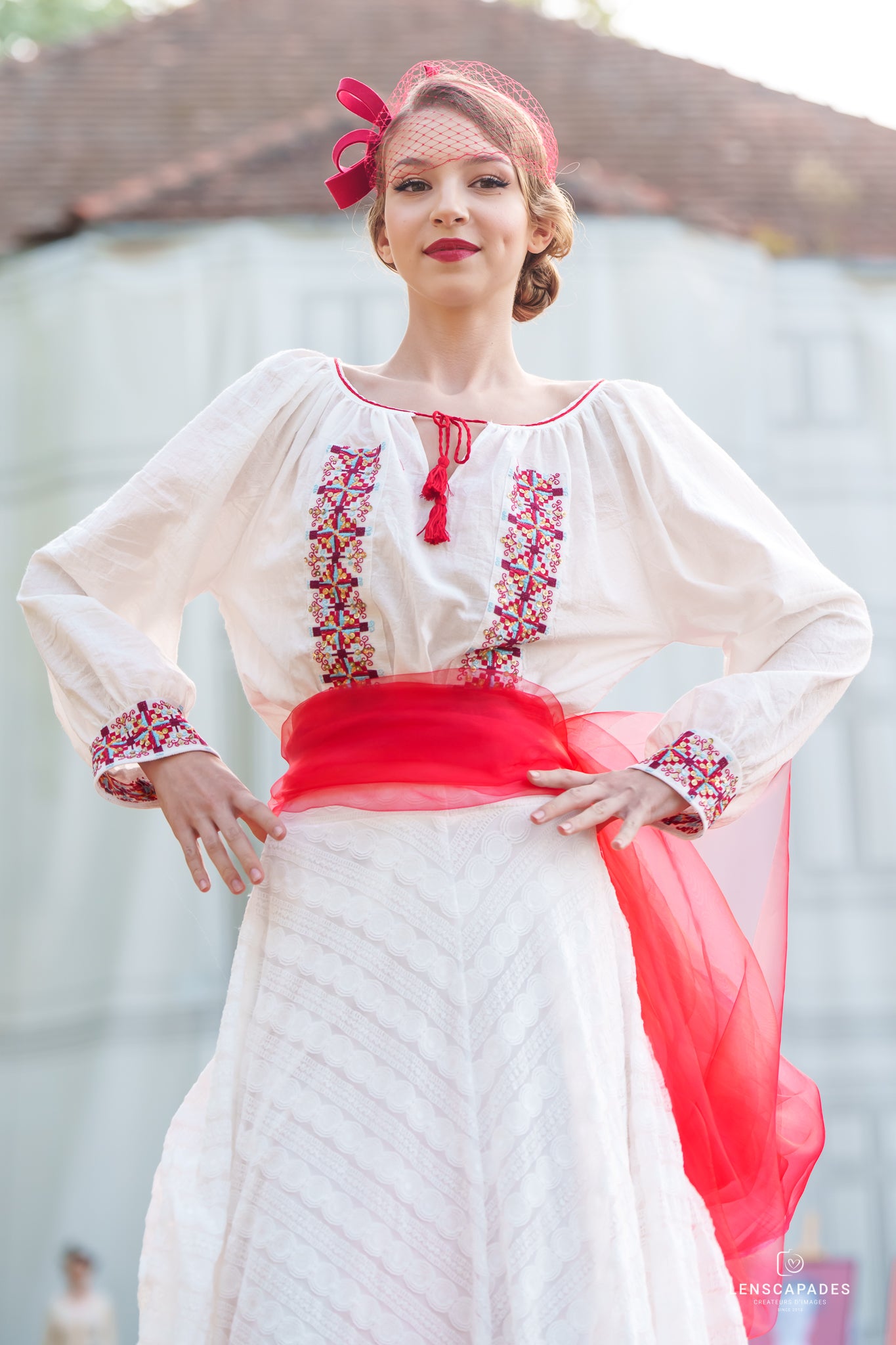 Fustă elegantă din dantelă albă Fustă elegantă din dantelă albă