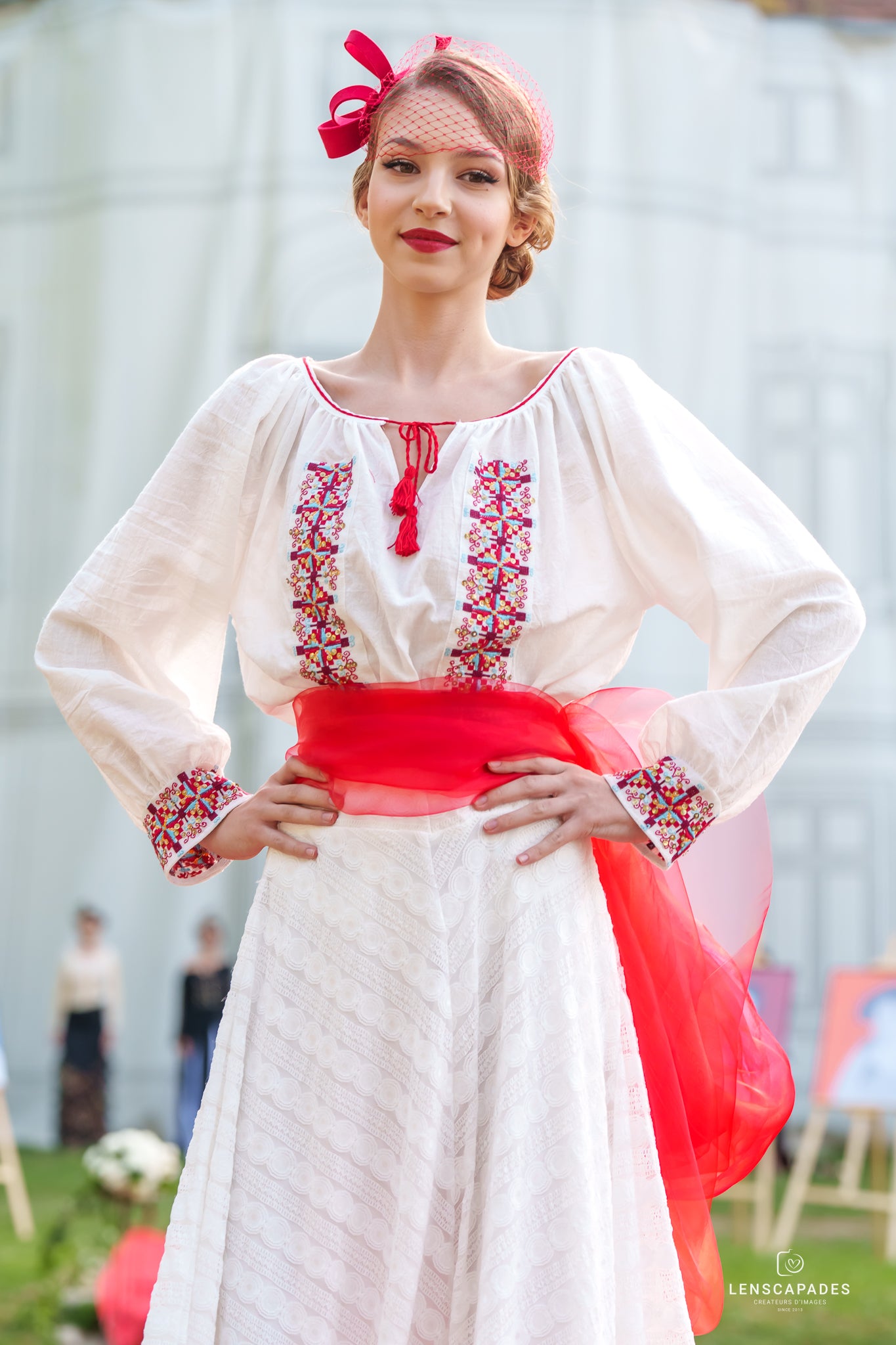 Fustă elegantă din dantelă albă Fustă elegantă din dantelă albă