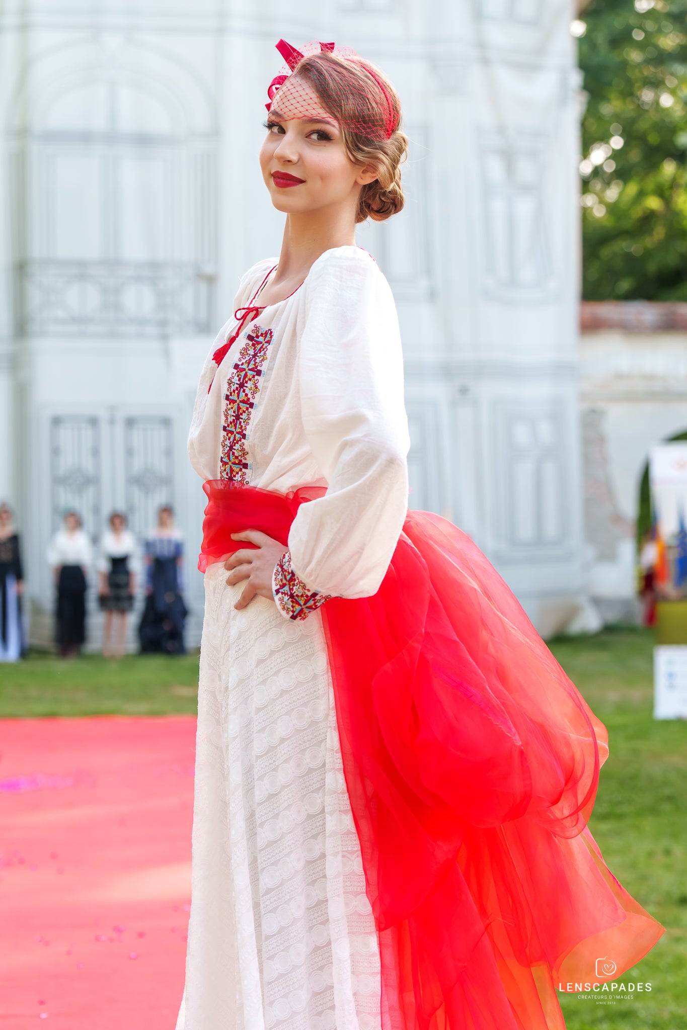 Fustă elegantă din dantelă albă Fustă elegantă din dantelă albă