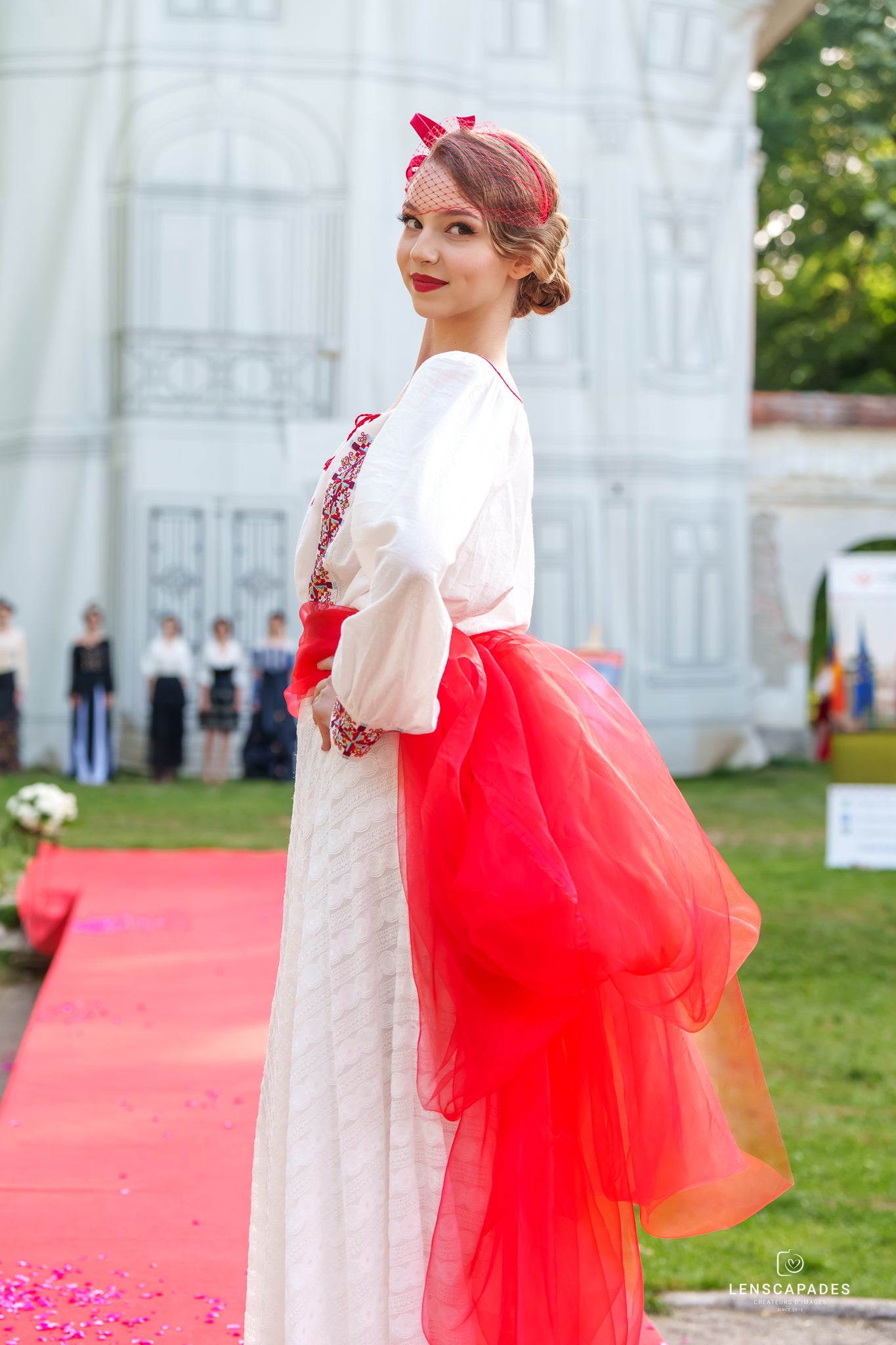 Fustă elegantă din dantelă albă Fustă elegantă din dantelă albă