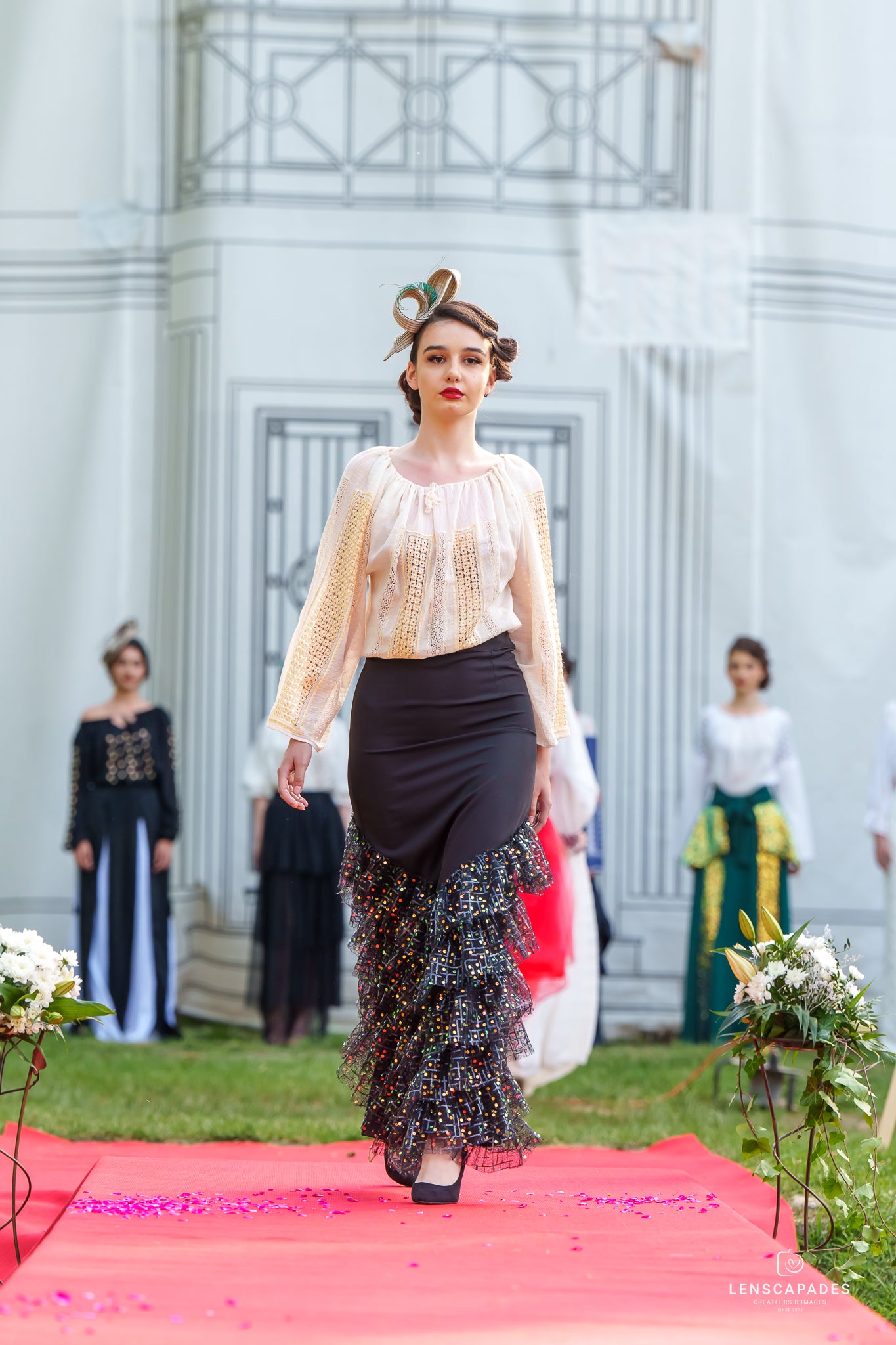 Fustă neagră elegantă cu volane din dantelă Fustă neagră elegantă cu volane din dantelă