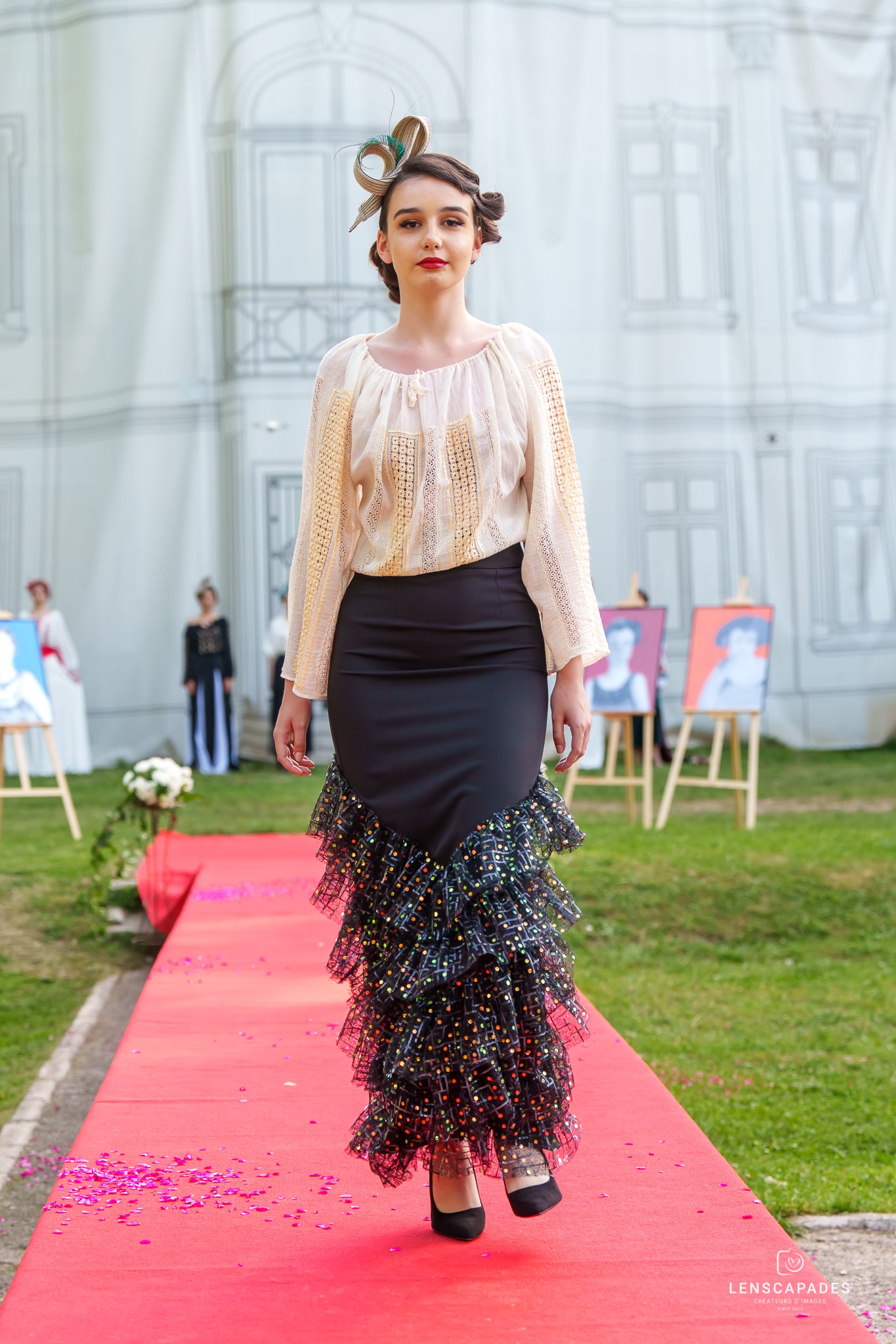 Fustă neagră elegantă cu volane din dantelă Fustă neagră elegantă cu volane din dantelă