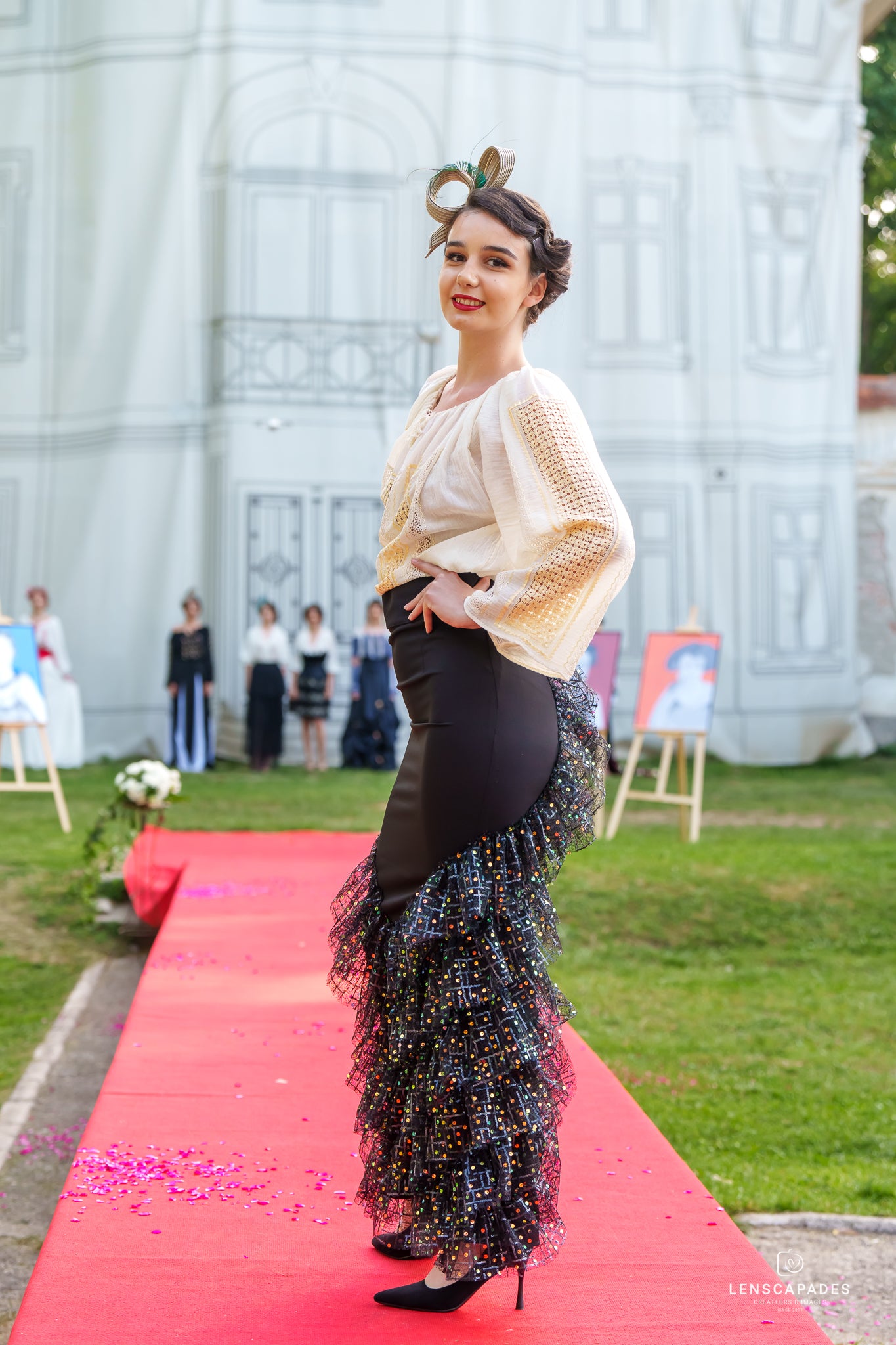 Fustă neagră elegantă cu volane din dantelă Fustă neagră elegantă cu volane din dantelă