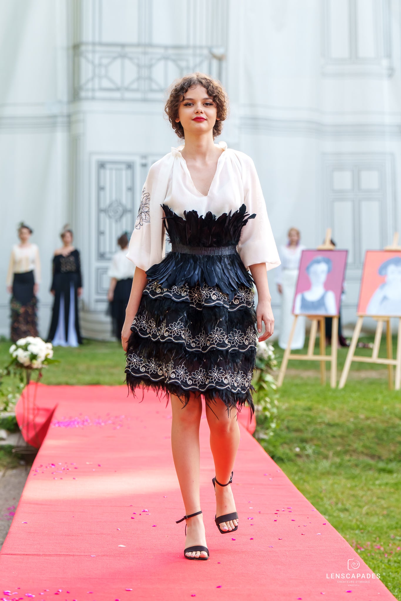 Fustă modernă cu dantelă brodată și pene Fustă modernă cu dantelă brodată și pene