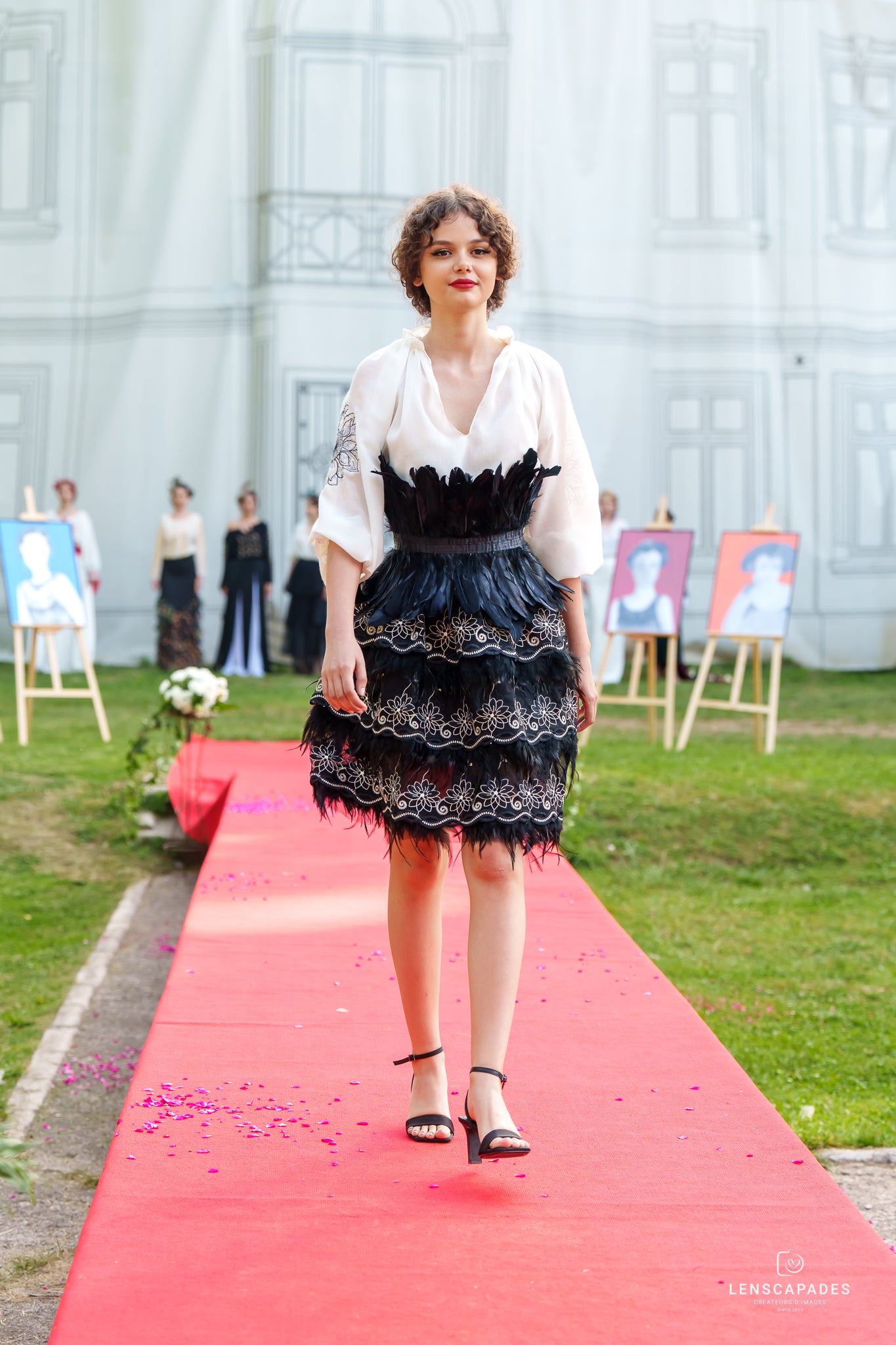 Fustă modernă cu dantelă brodată și pene Fustă modernă cu dantelă brodată și pene