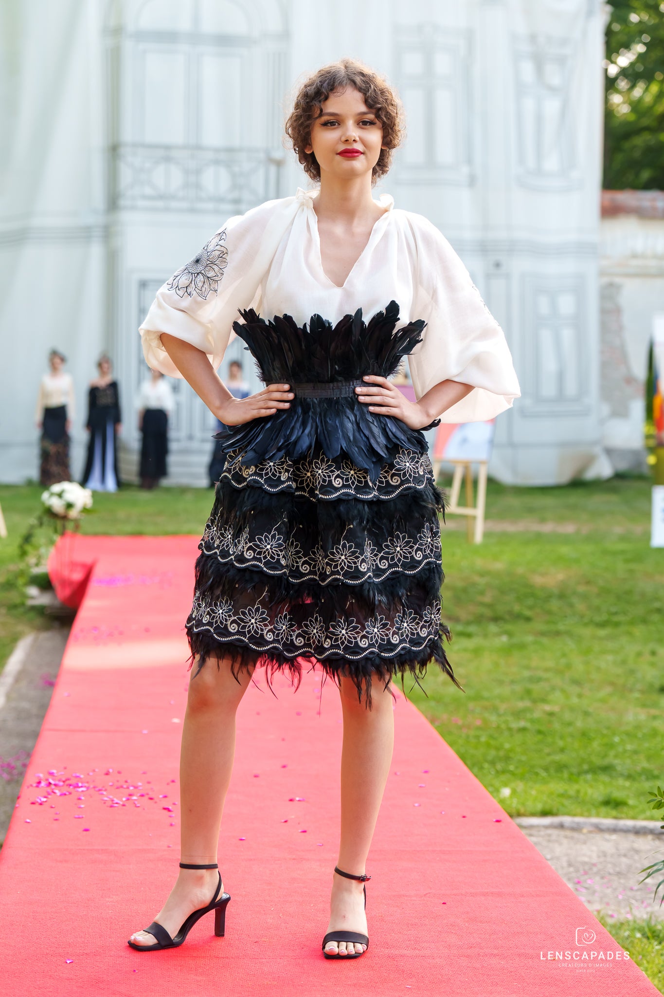 Fustă modernă cu dantelă brodată și pene Fustă modernă cu dantelă brodată și pene