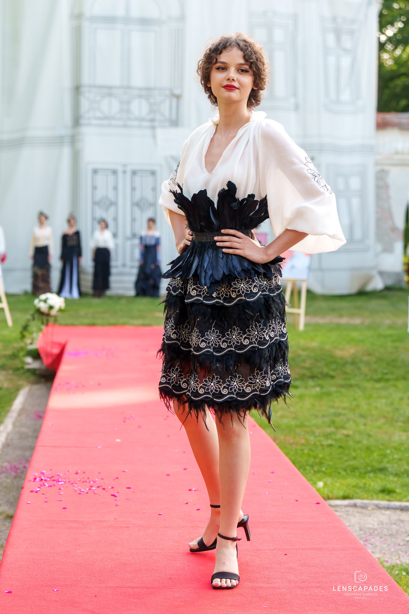 Fustă modernă cu dantelă brodată și pene Fustă modernă cu dantelă brodată și pene