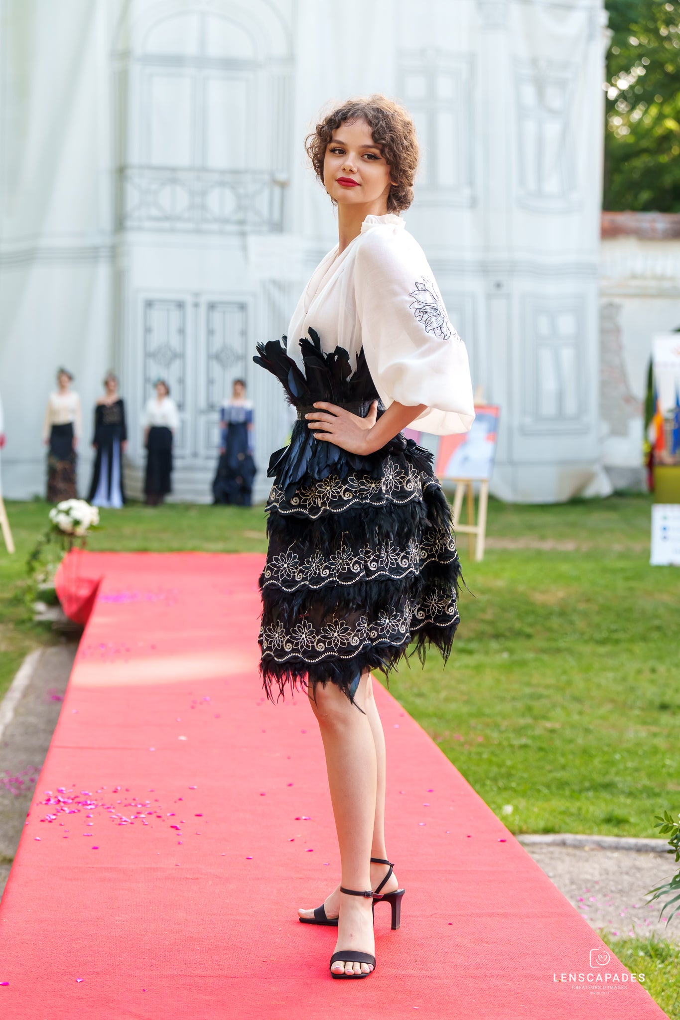 Fustă modernă cu dantelă brodată și pene Fustă modernă cu dantelă brodată și pene