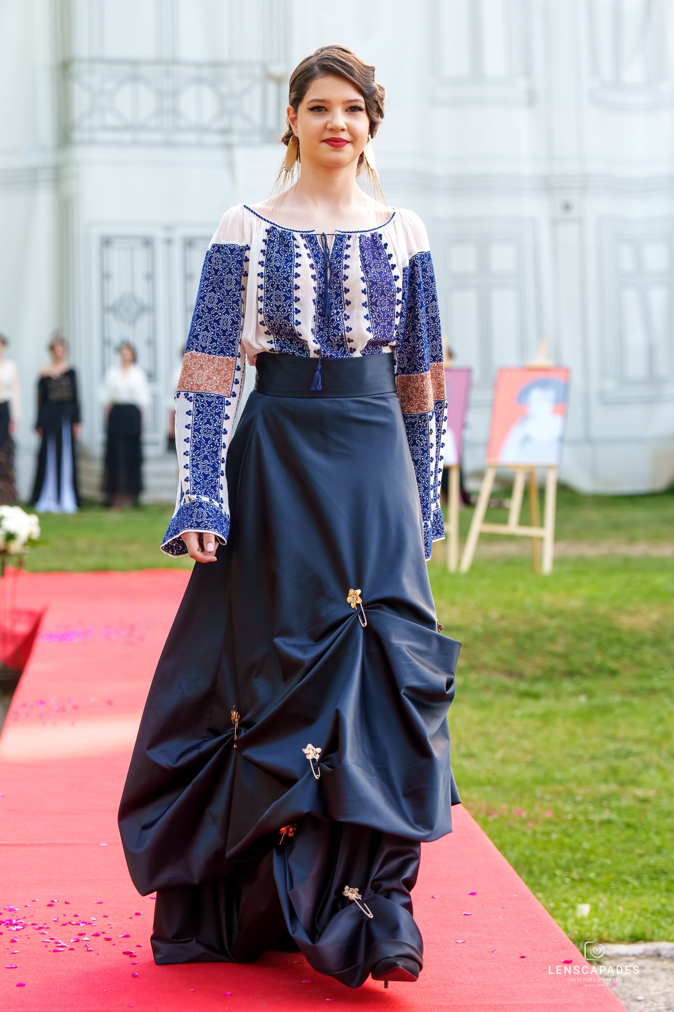 Fustă elegantă din tafta bleumarin și accesorii aurii Fustă elegantă din tafta bleumarin și accesorii aurii