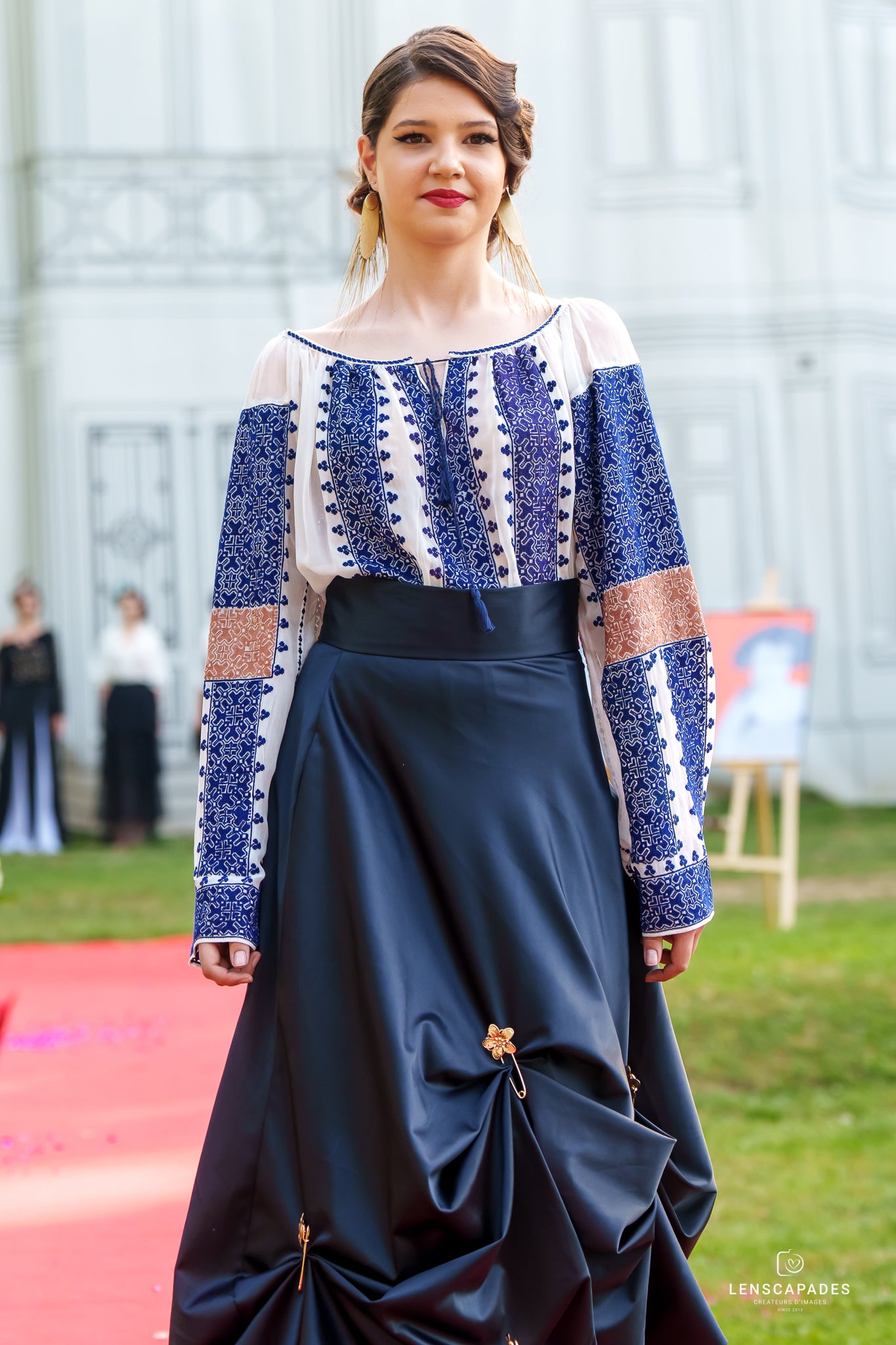 Fustă elegantă din tafta bleumarin și accesorii aurii Fustă elegantă din tafta bleumarin și accesorii aurii