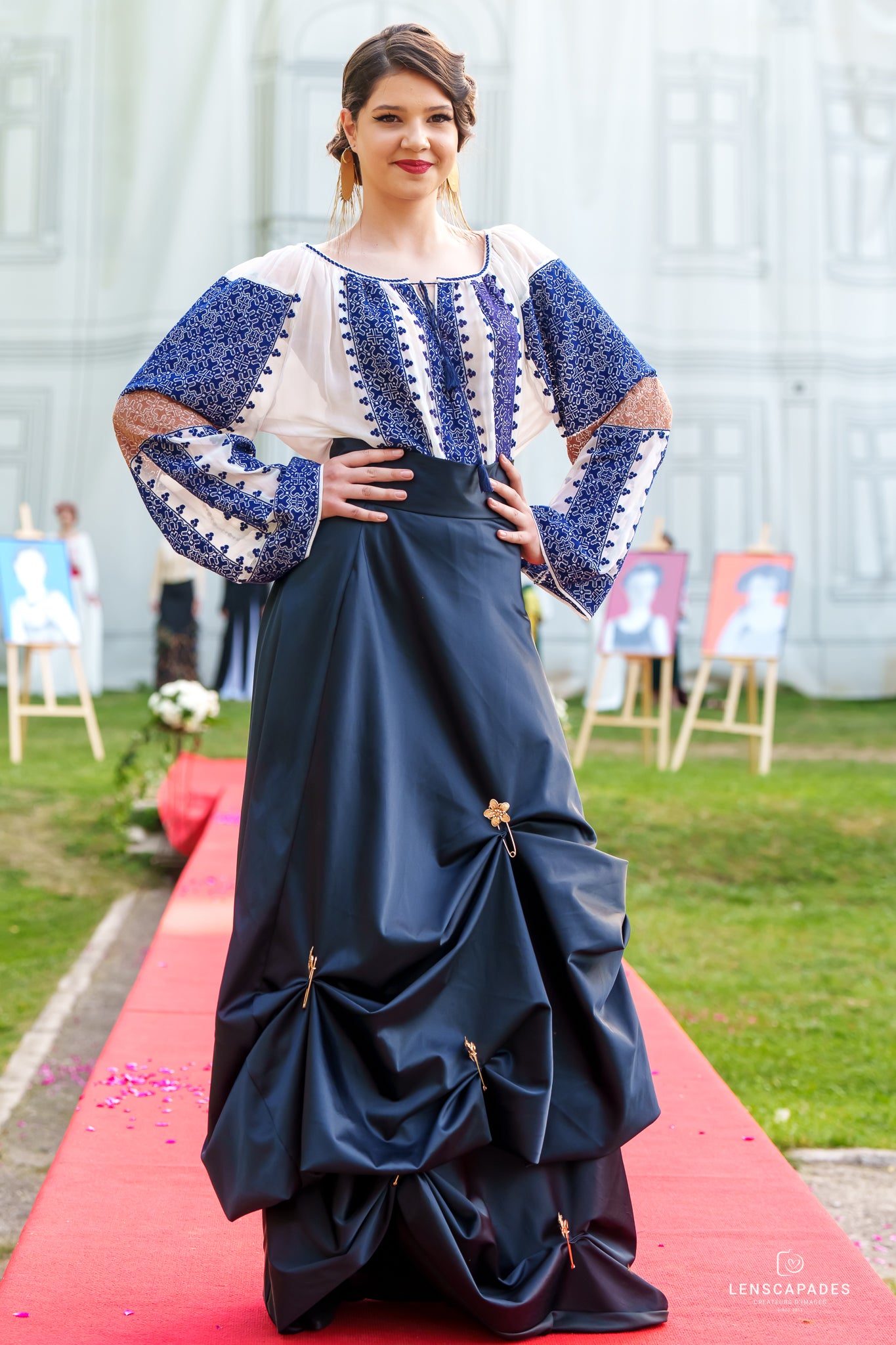 Fustă elegantă din tafta bleumarin și accesorii aurii Fustă elegantă din tafta bleumarin și accesorii aurii