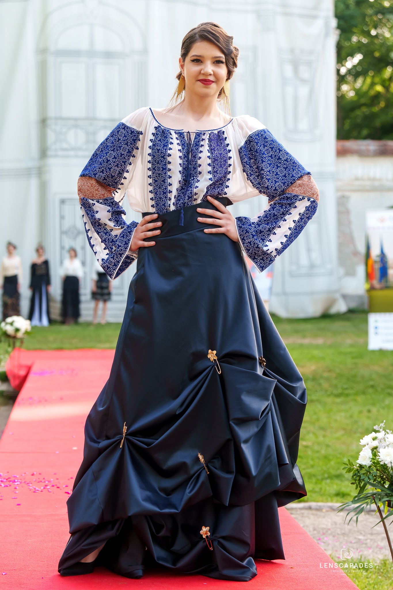 Fustă elegantă din tafta bleumarin și accesorii aurii Fustă elegantă din tafta bleumarin și accesorii aurii