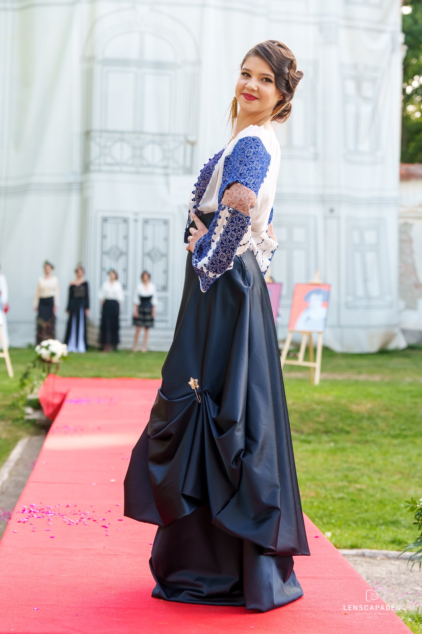 Fustă elegantă din tafta bleumarin și accesorii aurii Fustă elegantă din tafta bleumarin și accesorii aurii