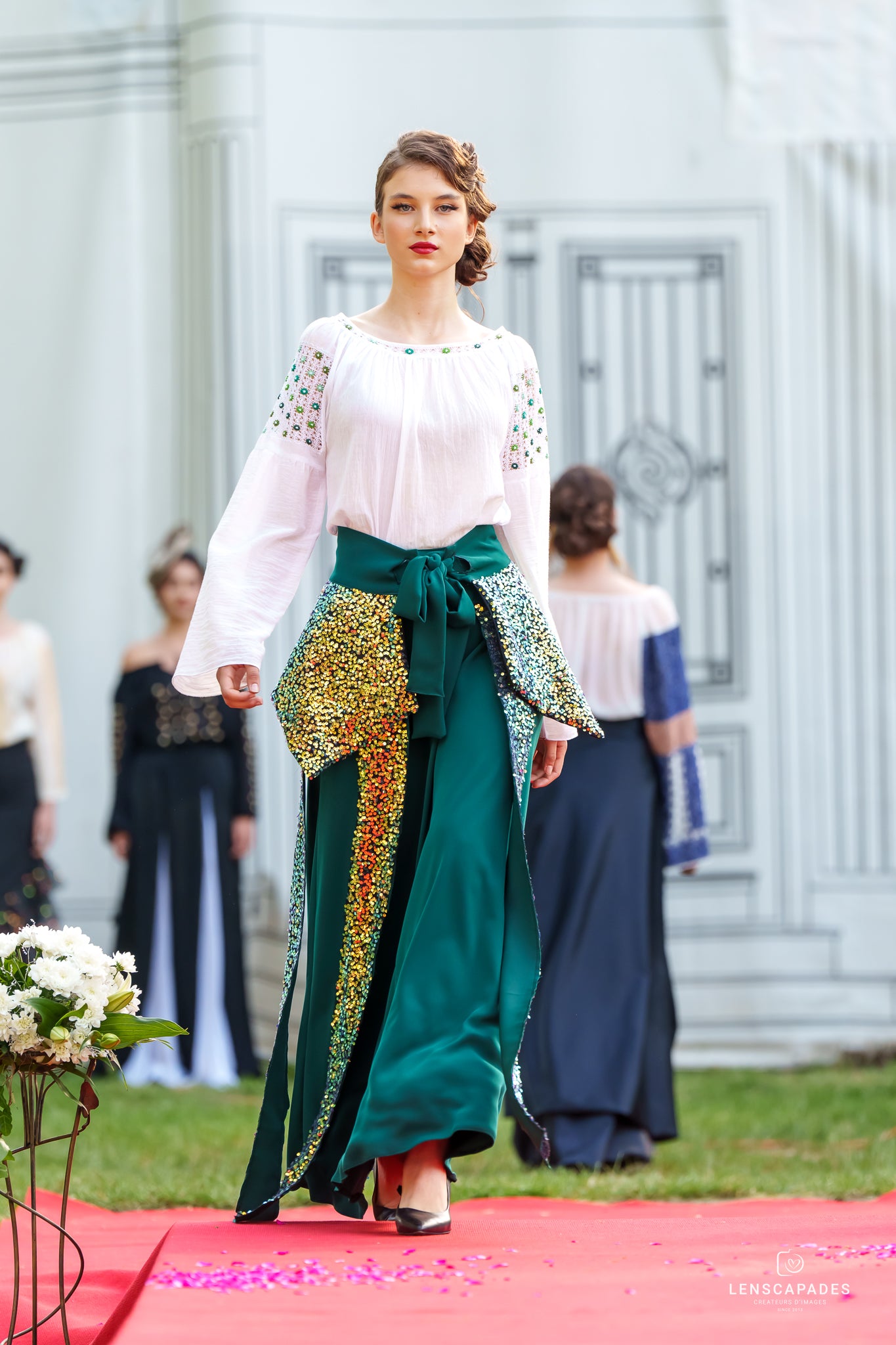 Fustă verde brad asortată cu brâu cu franjuri cu patete aurii Fustă verde brad asortată cu brâu cu franjuri cu patete aurii