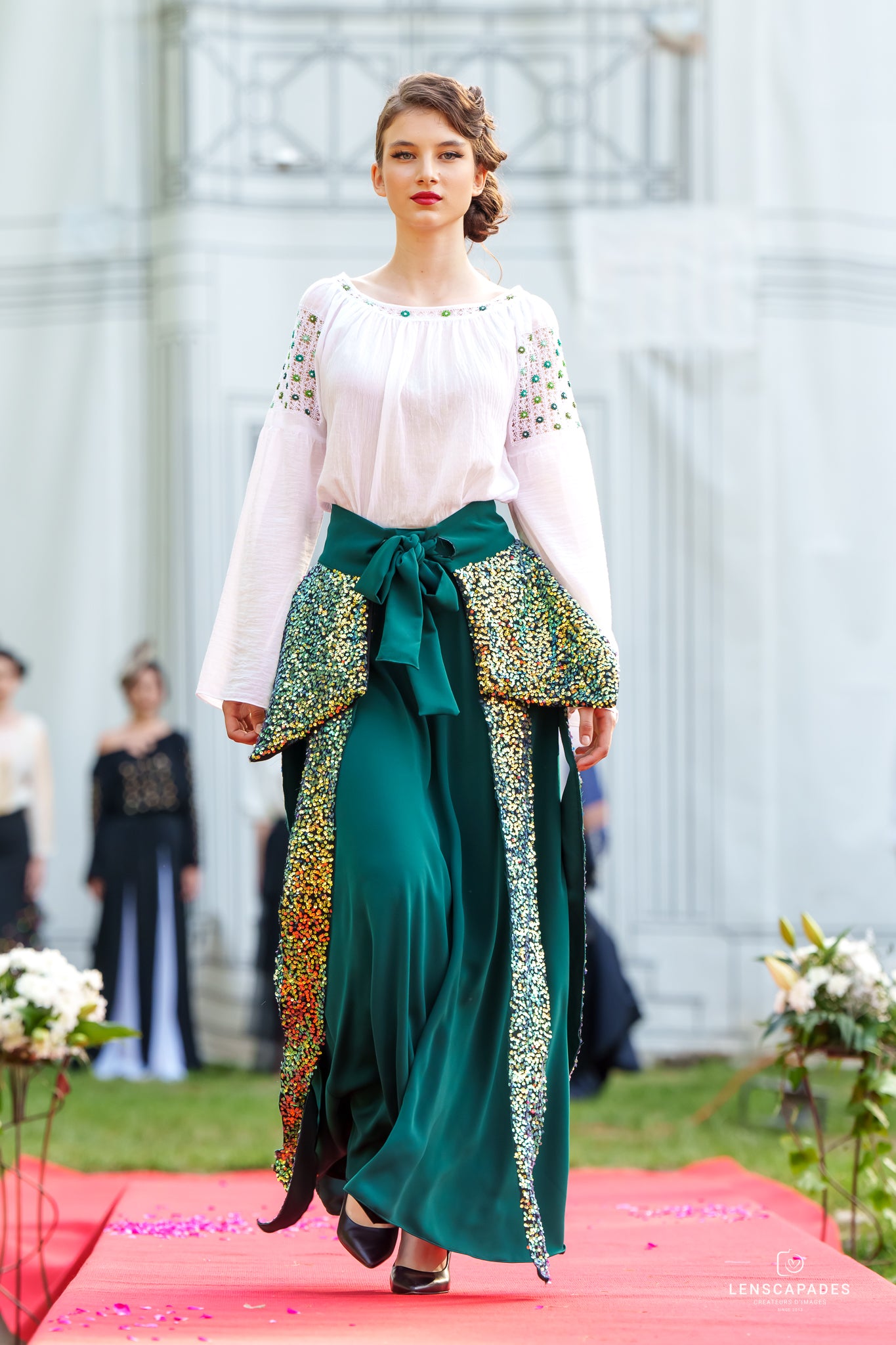 Fustă verde brad asortată cu brâu cu franjuri cu patete aurii Fustă verde brad asortată cu brâu cu franjuri cu patete aurii