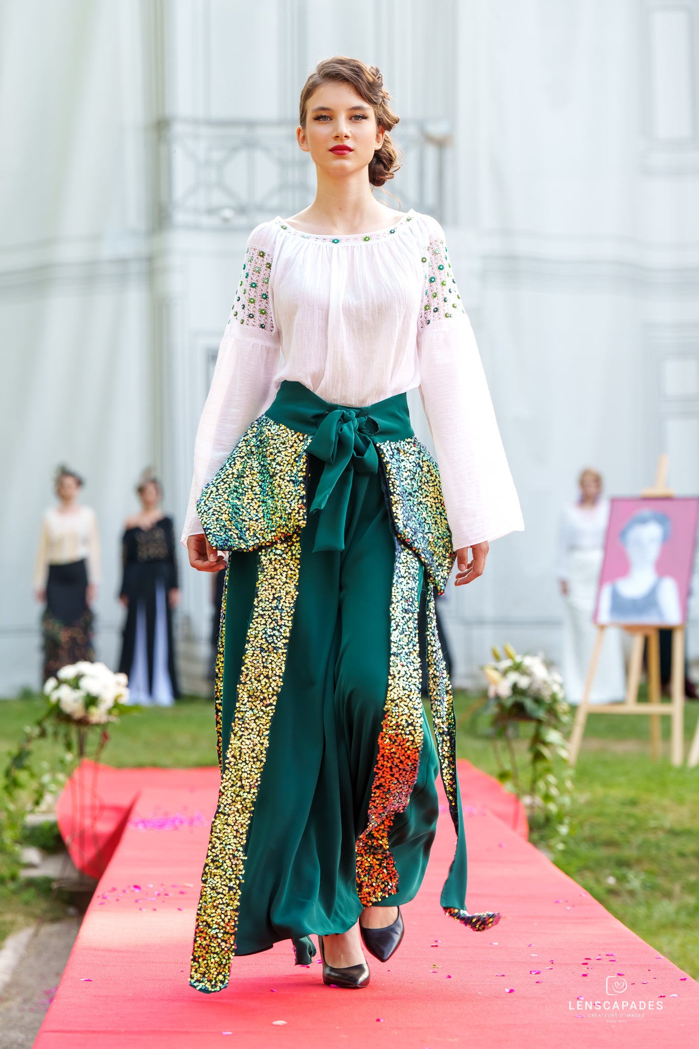 Fustă verde brad asortată cu brâu cu franjuri cu patete aurii Fustă verde brad asortată cu brâu cu franjuri cu patete aurii