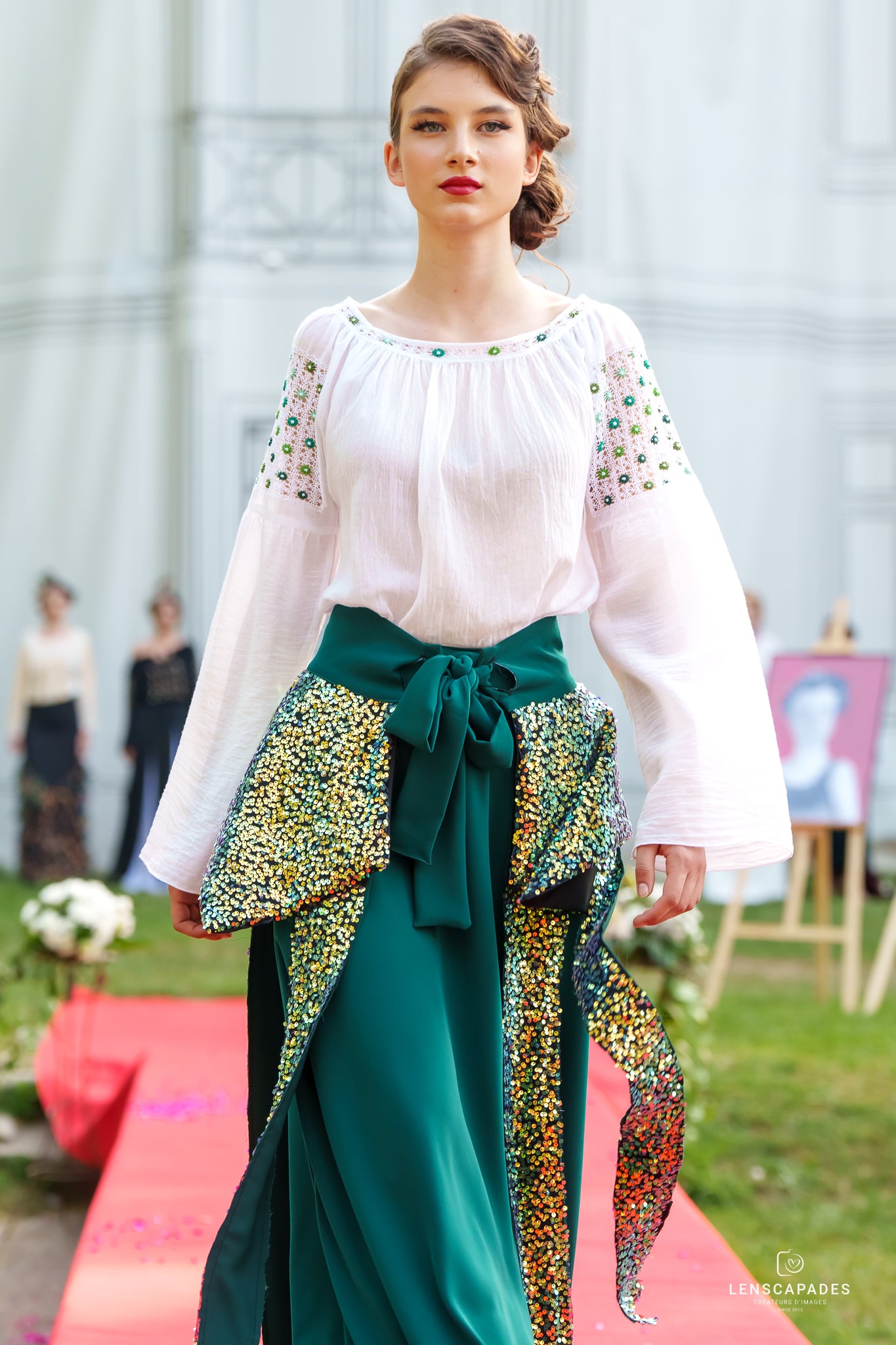 Fustă verde brad asortată cu brâu cu franjuri cu patete aurii Fustă verde brad asortată cu brâu cu franjuri cu patete aurii