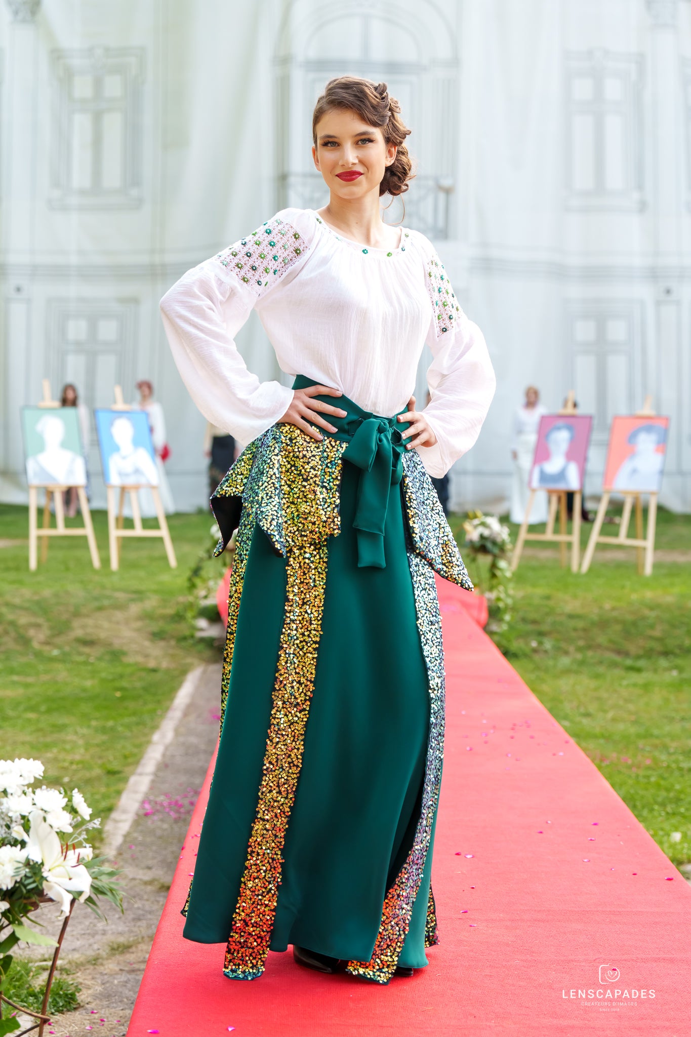 Fustă verde brad asortată cu brâu cu franjuri cu patete aurii Fustă verde brad asortată cu brâu cu franjuri cu patete aurii