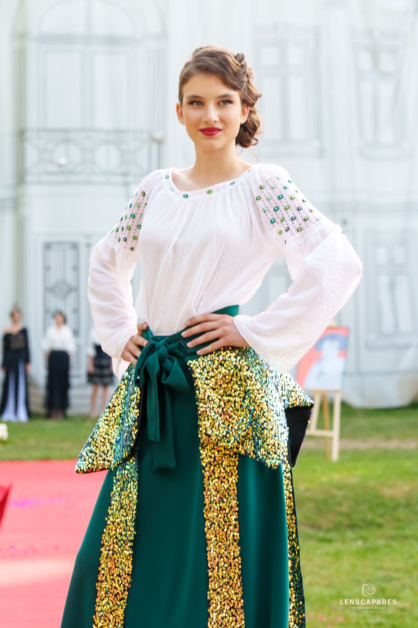 Fustă verde brad asortată cu brâu cu franjuri cu patete aurii Fustă verde brad asortată cu brâu cu franjuri cu patete aurii