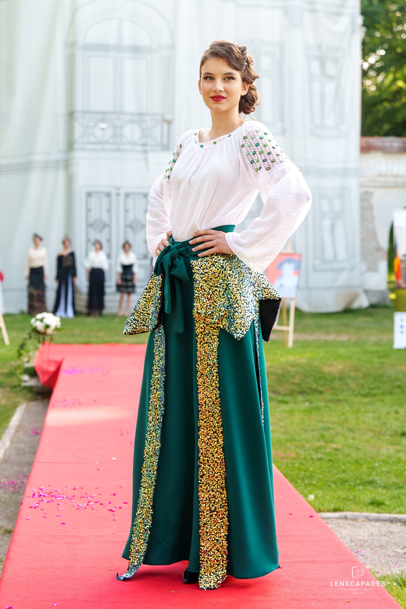 Fustă verde brad asortată cu brâu cu franjuri cu patete aurii Fustă verde brad asortată cu brâu cu franjuri cu patete aurii