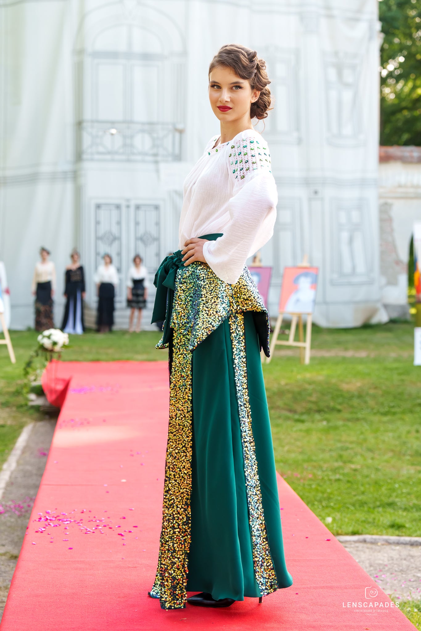 Fustă verde brad asortată cu brâu cu franjuri cu patete aurii Fustă verde brad asortată cu brâu cu franjuri cu patete aurii