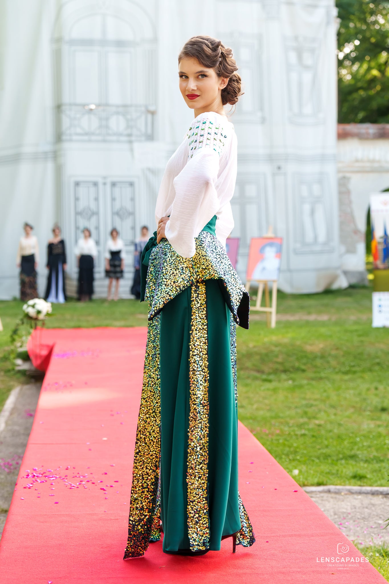 Fustă verde brad asortată cu brâu cu franjuri cu patete aurii Fustă verde brad asortată cu brâu cu franjuri cu patete aurii