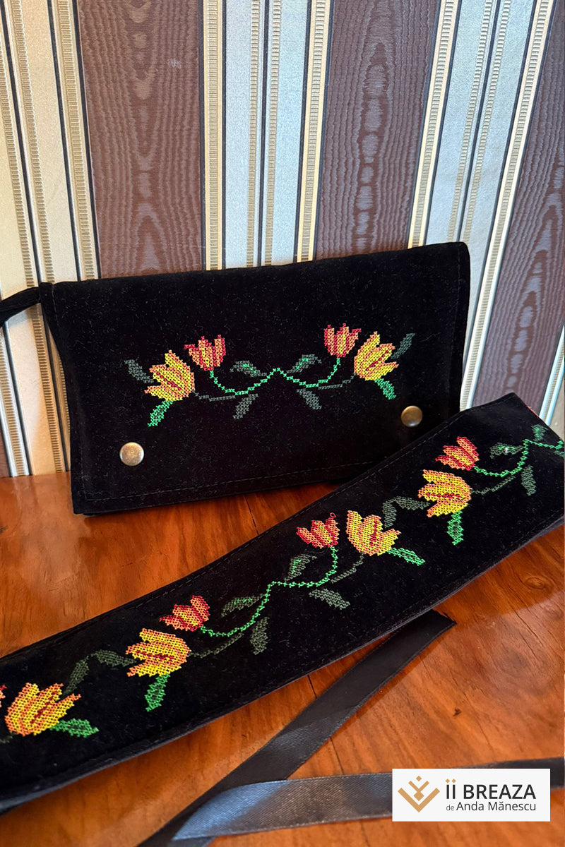 Geantă/ Plic din catifea neagră, elegantă, brodată cu flori Geantă/ Plic din catifea neagră, elegantă, brodată cu flori