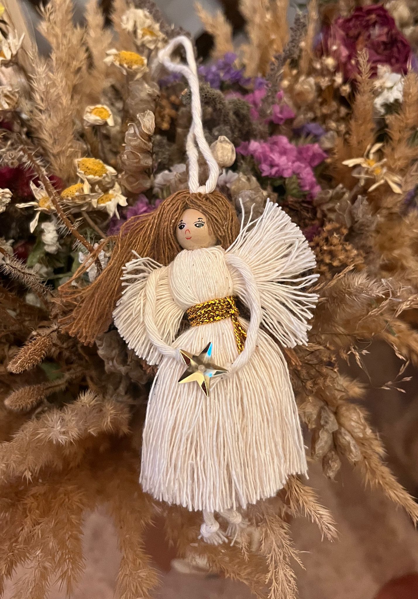 Decorațiune/ Ornament în formă de înger, creat manaul din fir de bumbac Decorațiune/ Ornament în formă de înger, creat manaul din fir de bumbac