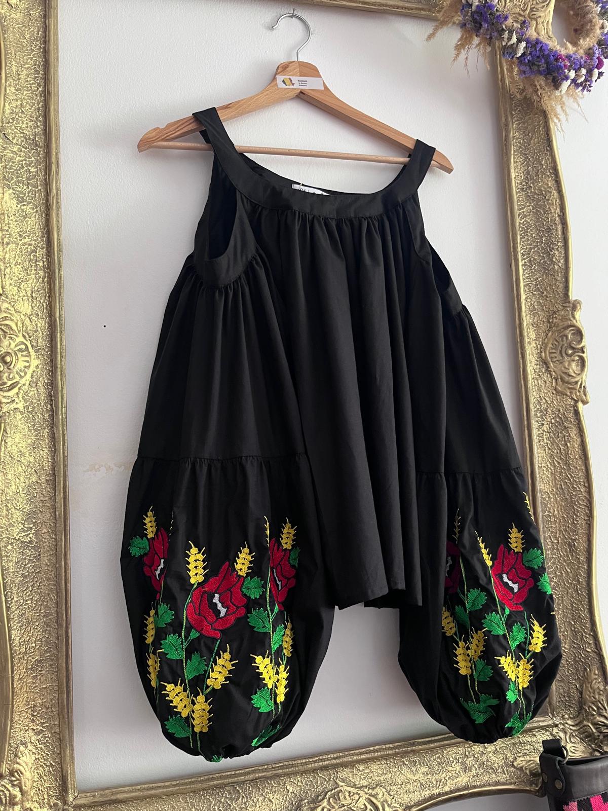 Bluză design unic, model brodat cu Maci, mâneci bufante Bluză design unic, model brodat cu Maci, mâneci bufante