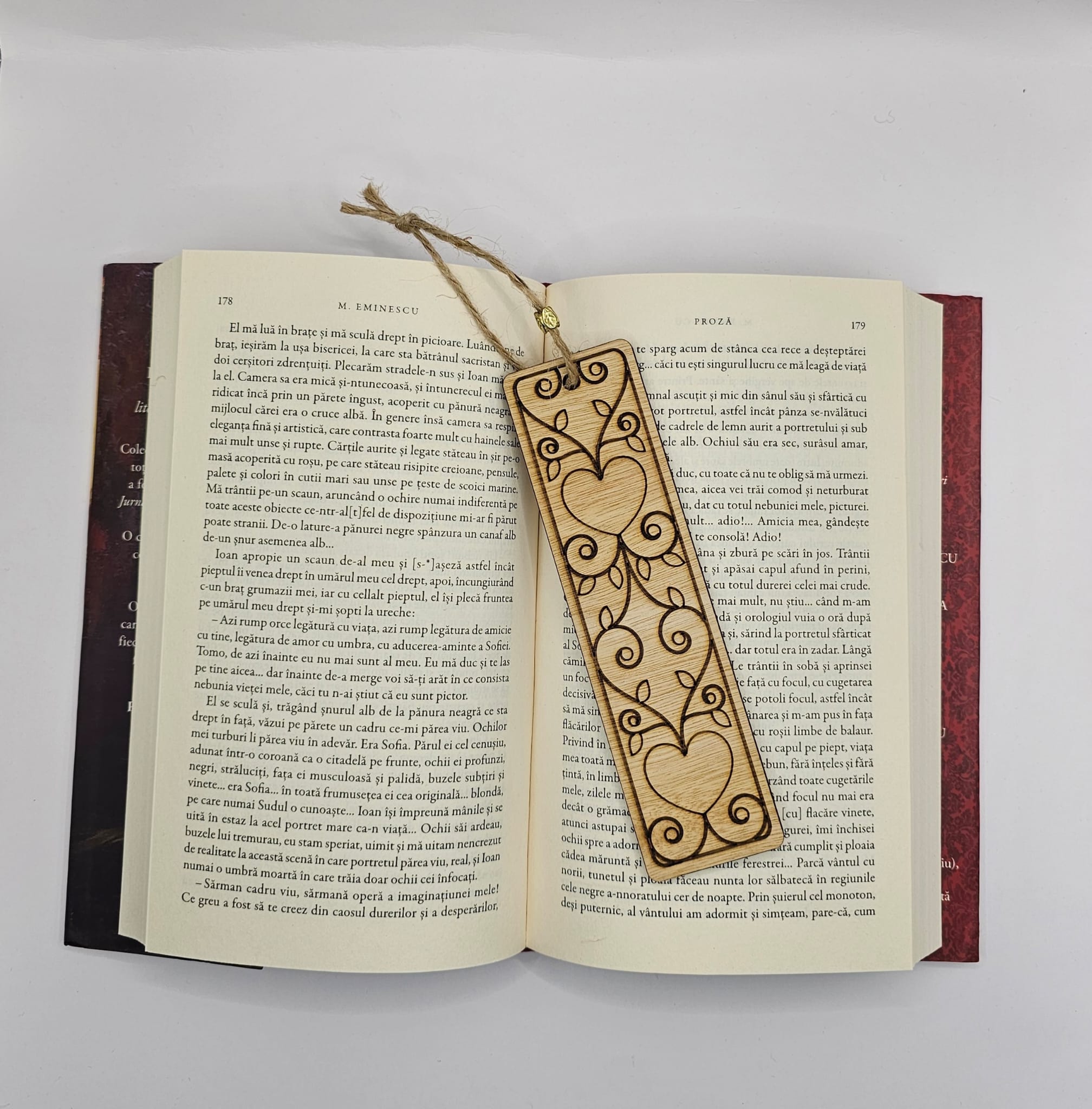 Semn de carte din lemn gravat Semn de carte din lemn gravat