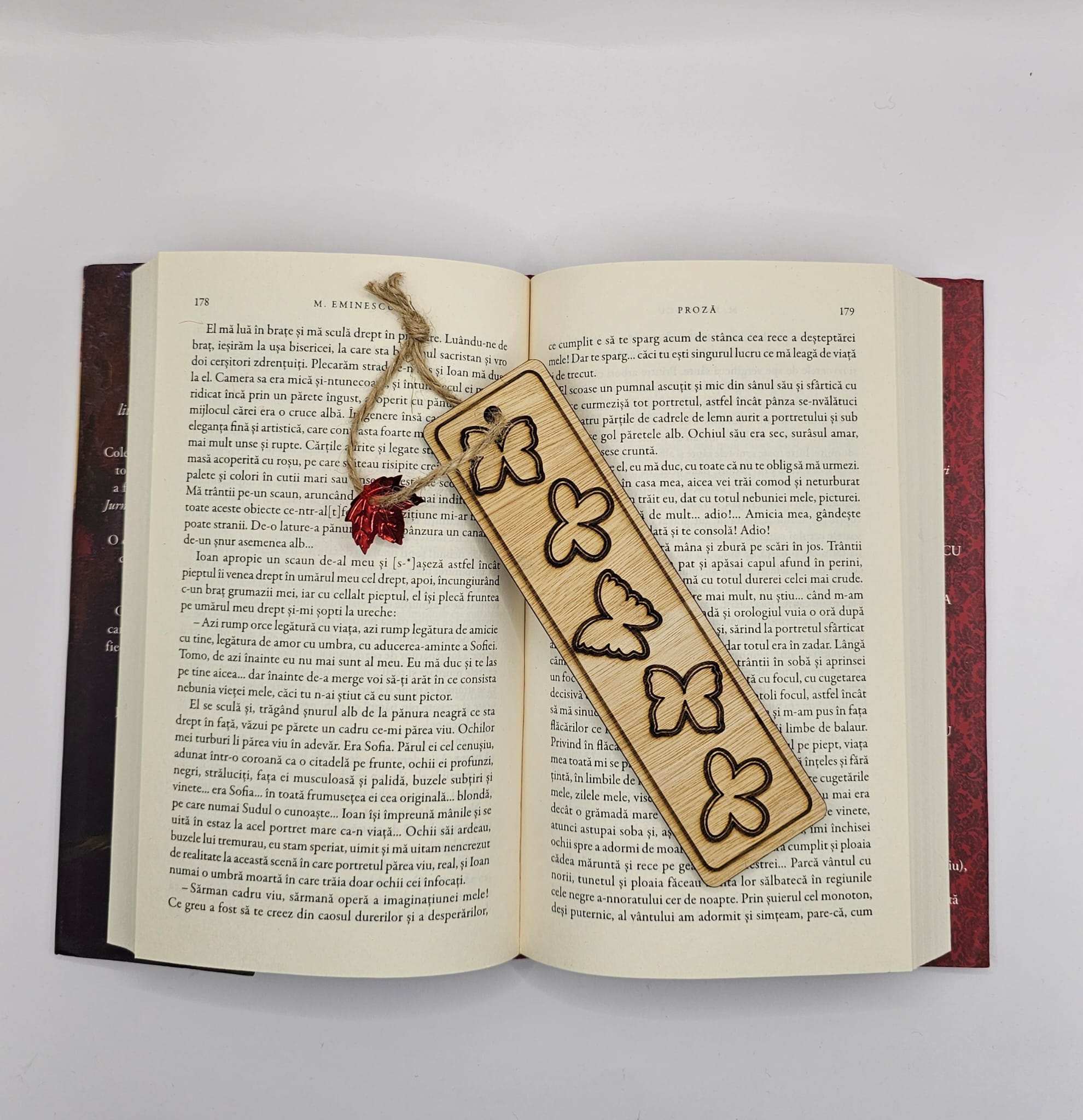 Semn de carte din lemn gravat Semn de carte din lemn gravat