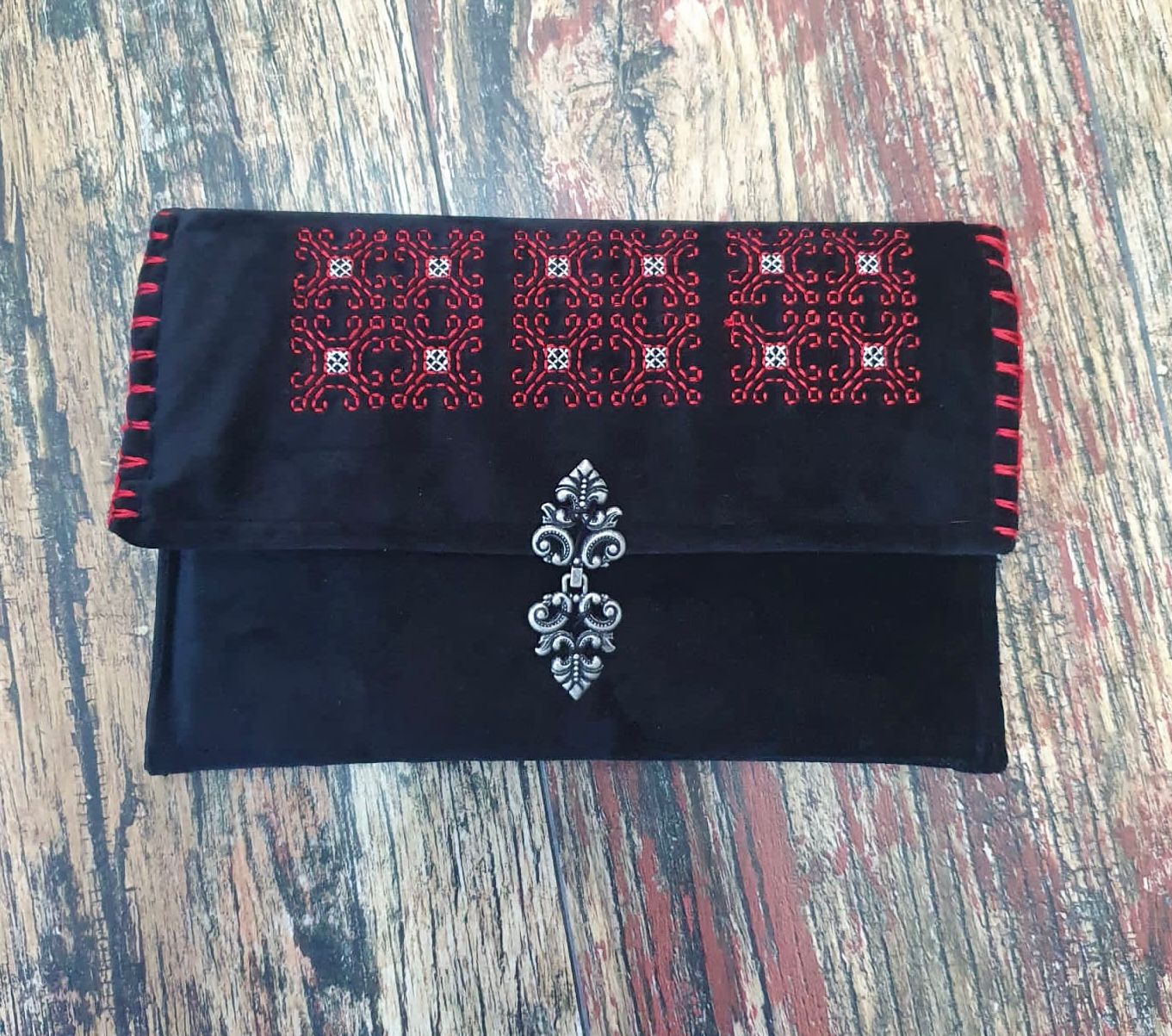 Geantă/ plic de catifea cu broderie tradițională și detalii handmade Geantă/ plic de catifea cu broderie tradițională și detalii handmade