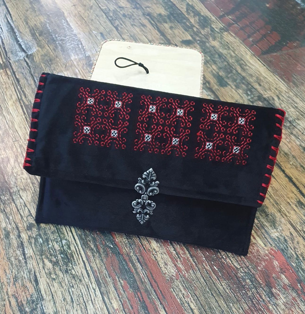 Geantă/ plic de catifea cu broderie tradițională și detalii handmade Geantă/ plic de catifea cu broderie tradițională și detalii handmade