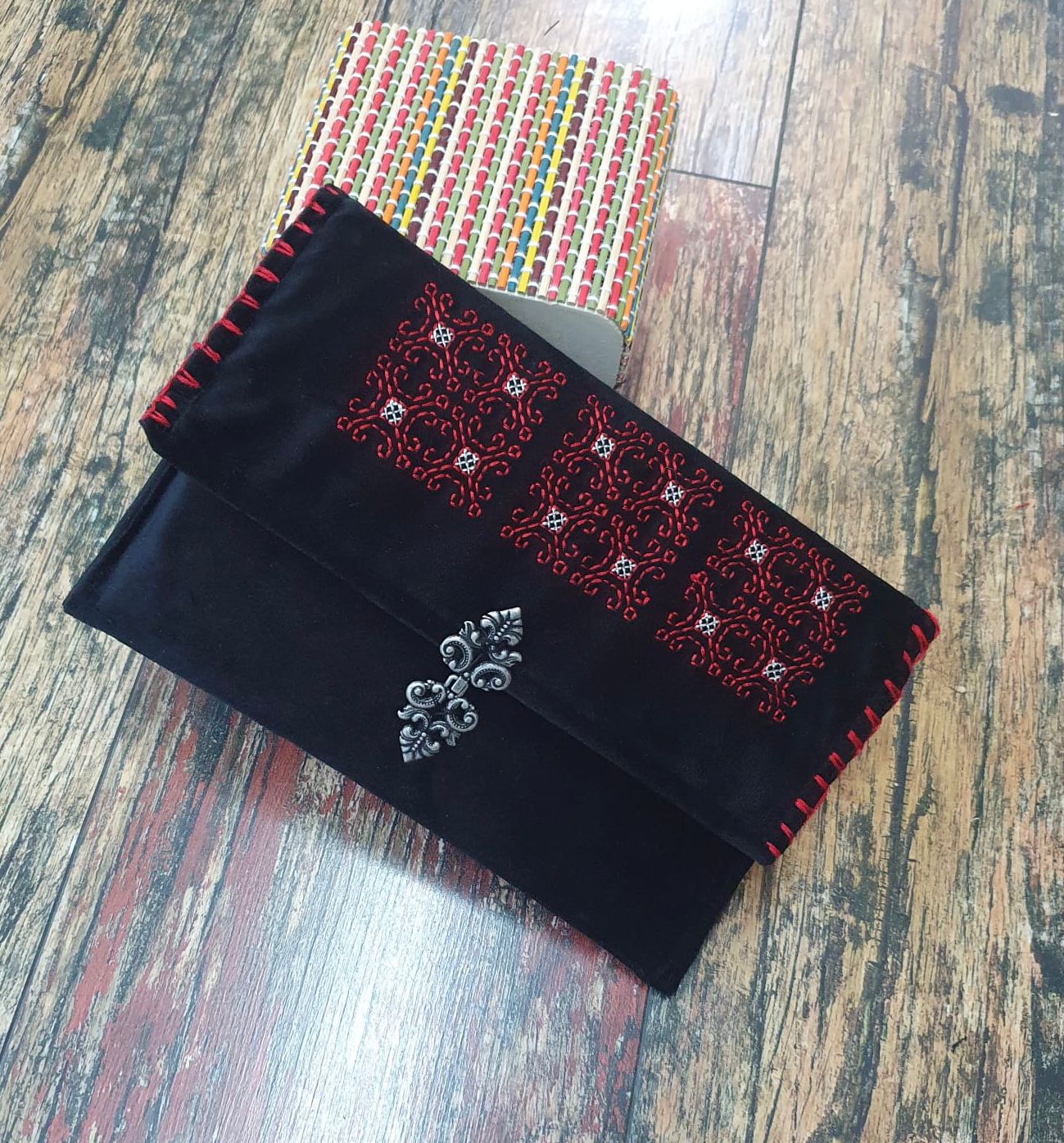 Geantă/ plic de catifea cu broderie tradițională și detalii handmade Geantă/ plic de catifea cu broderie tradițională și detalii handmade