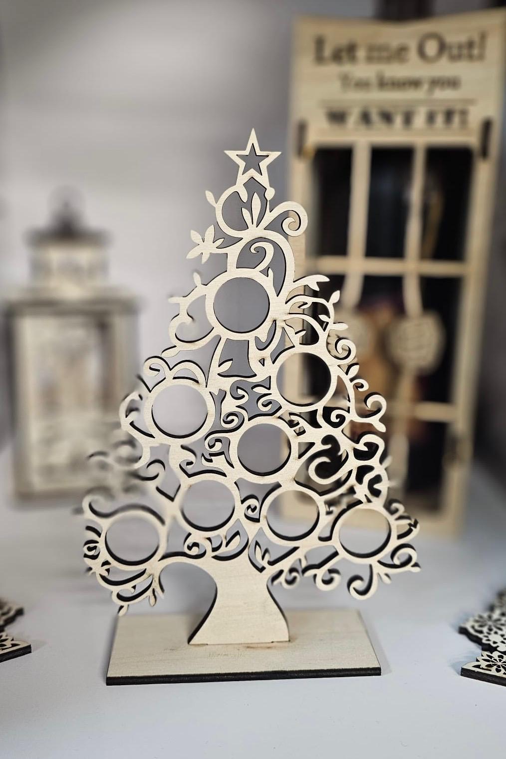 Decorațiune/ ornament/ brad din lemn, decupat artistic Decorațiune/ ornament/ brad din lemn, decupat artistic