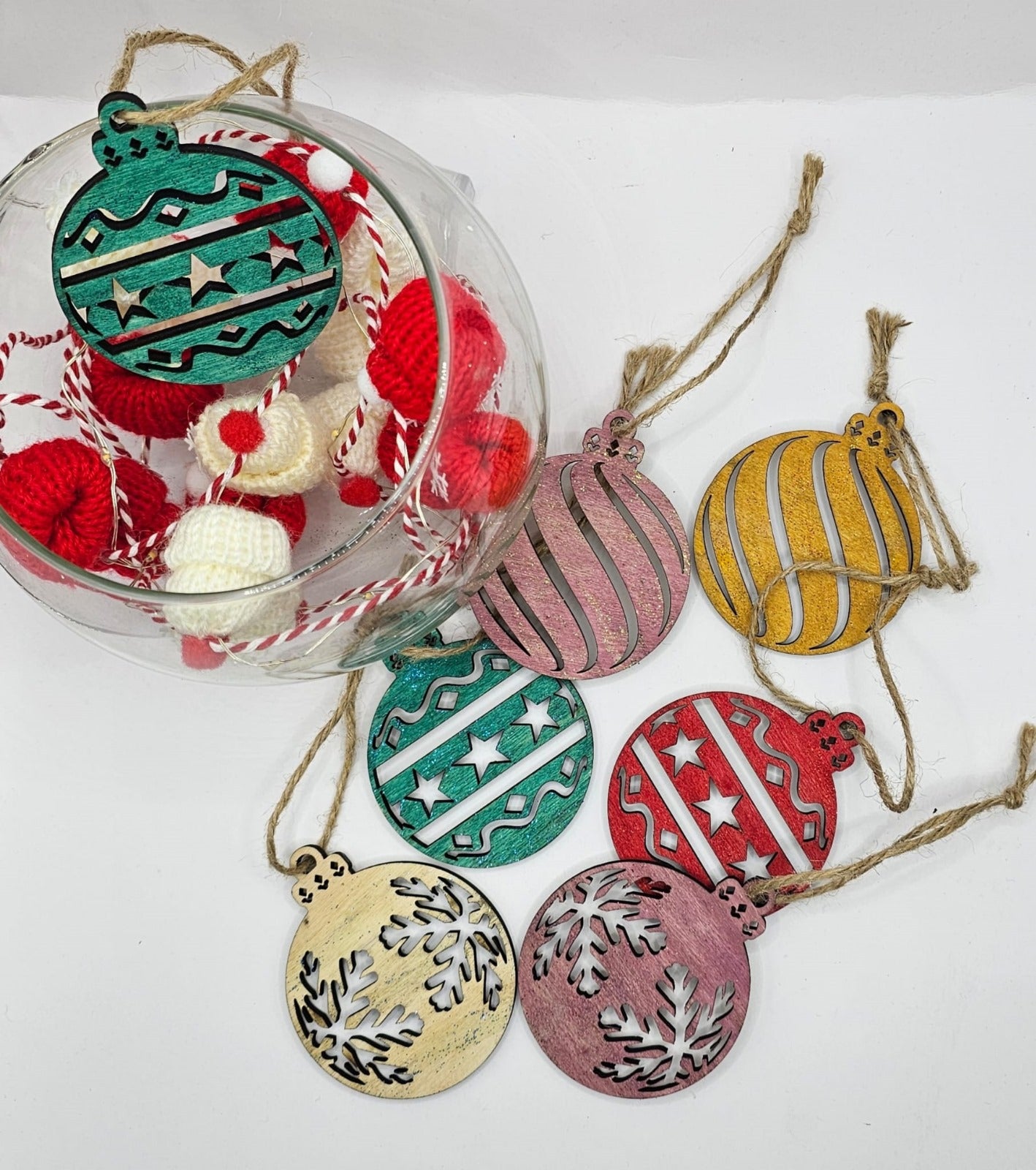 Decorațiune/ ornament glob din lemn, pentru împodobit bradul de Crăciun Decorațiune/ ornament glob din lemn, pentru împodobit bradul de Crăciun