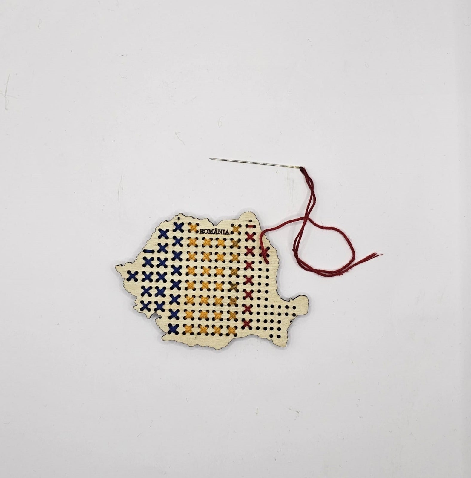 Harta României din lemn, potrivită a fi cusută Harta României din lemn, potrivită a fi cusută