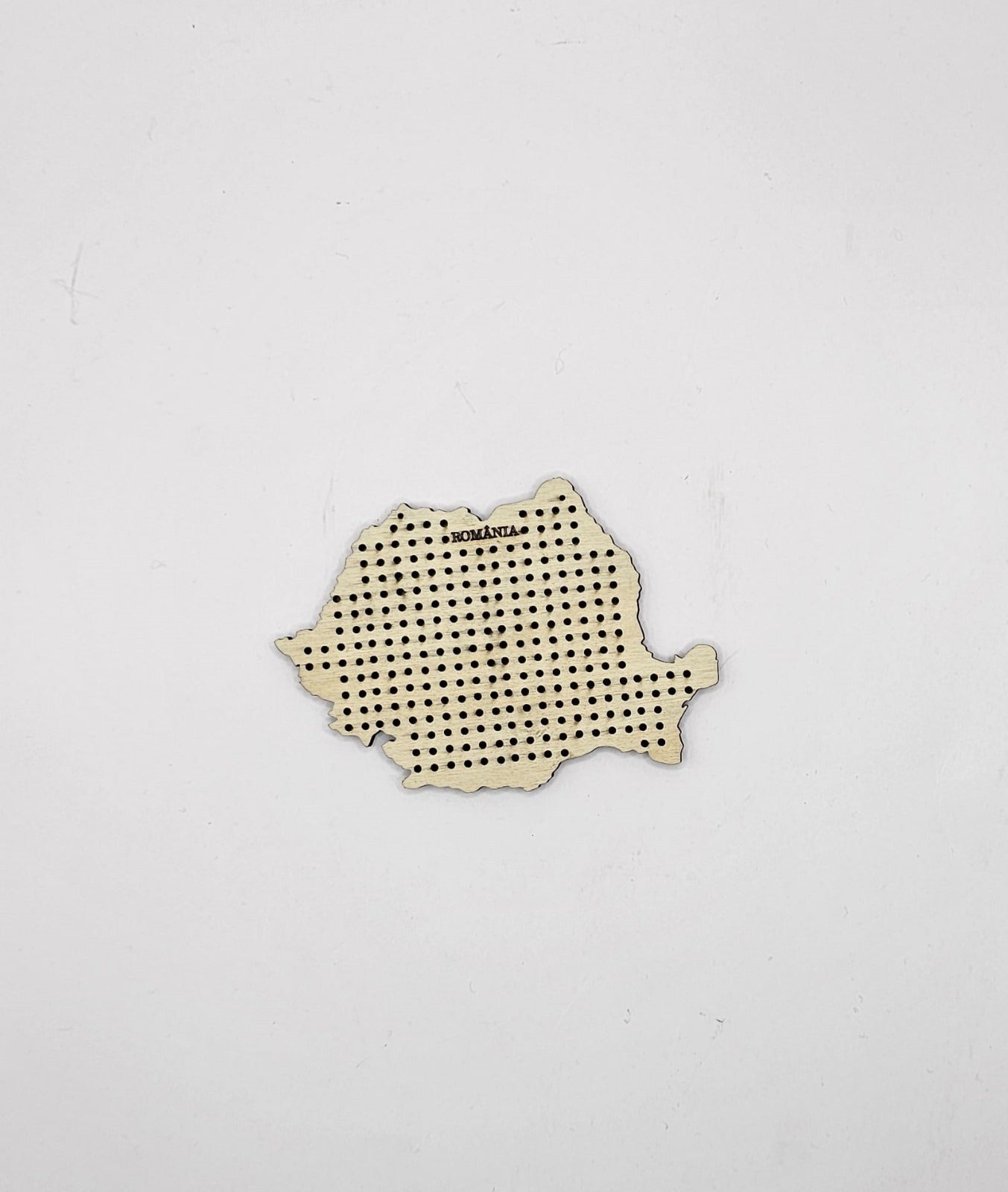 Harta României din lemn, potrivită a fi cusută Harta României din lemn, potrivită a fi cusută