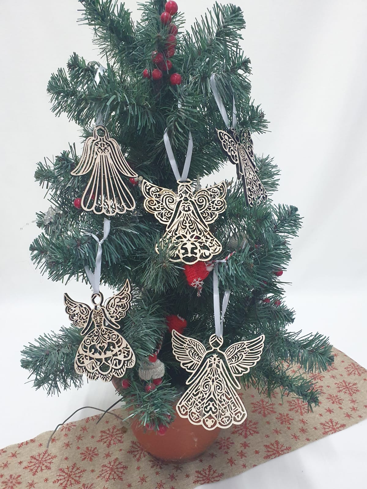 Decorațiune din lemn în formă de îngeraș dantelat elegant Decorațiune din lemn în formă de îngeraș dantelat elegant