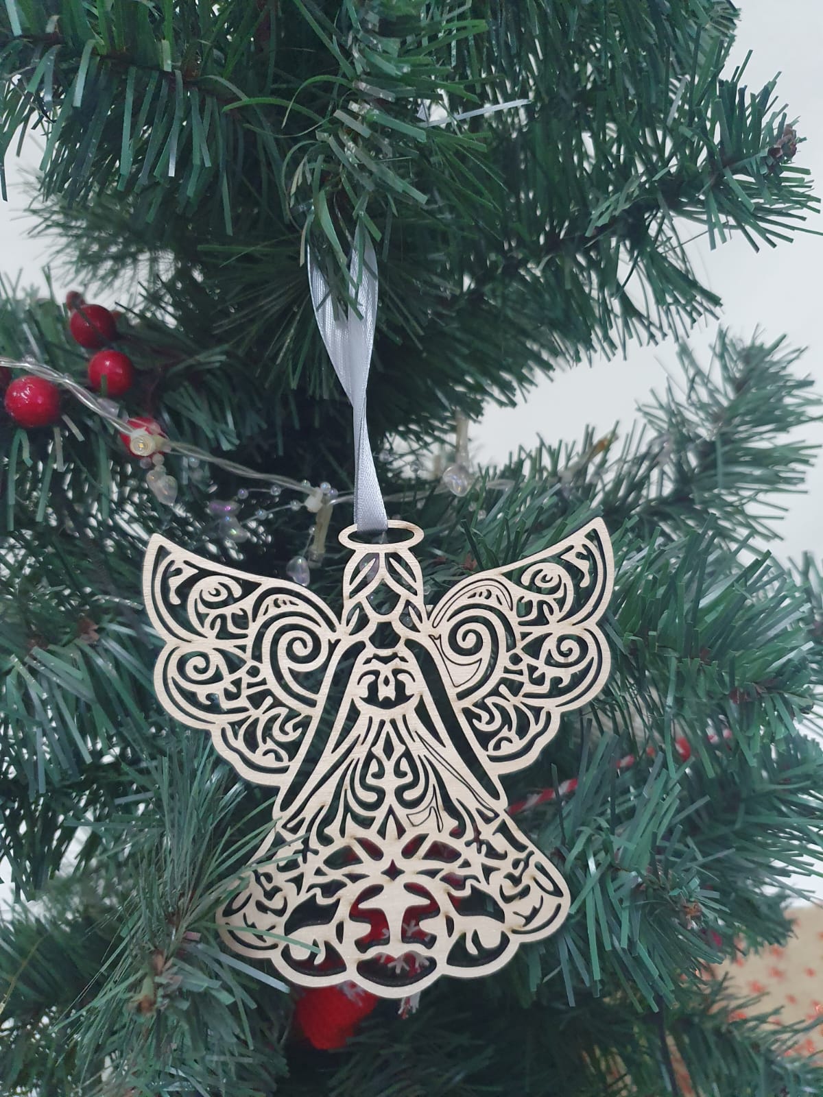 Decorațiune din lemn în formă de îngeraș dantelat elegant Decorațiune din lemn în formă de îngeraș dantelat elegant