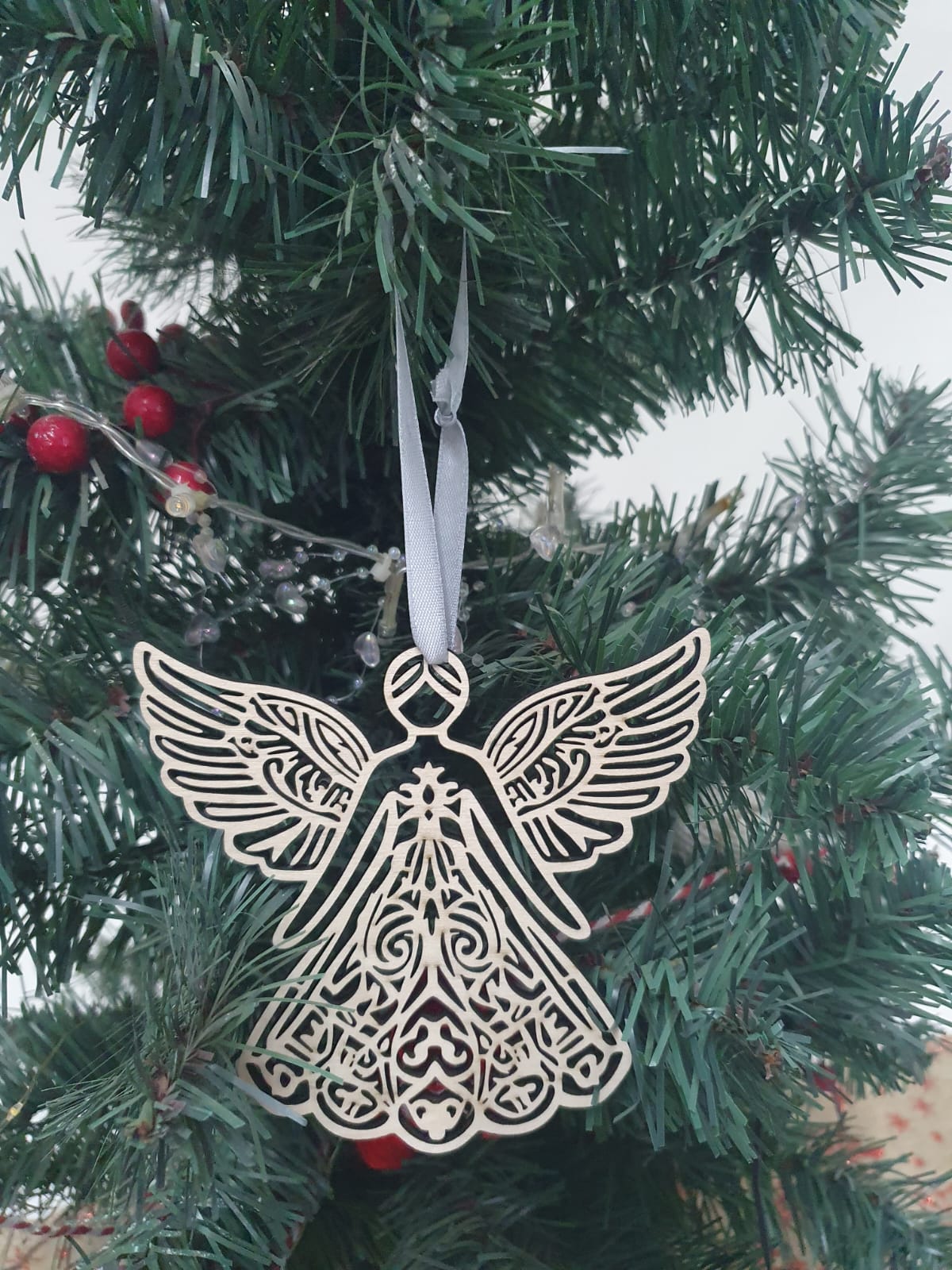 Decorațiune din lemn în formă de îngeraș dantelat elegant Decorațiune din lemn în formă de îngeraș dantelat elegant