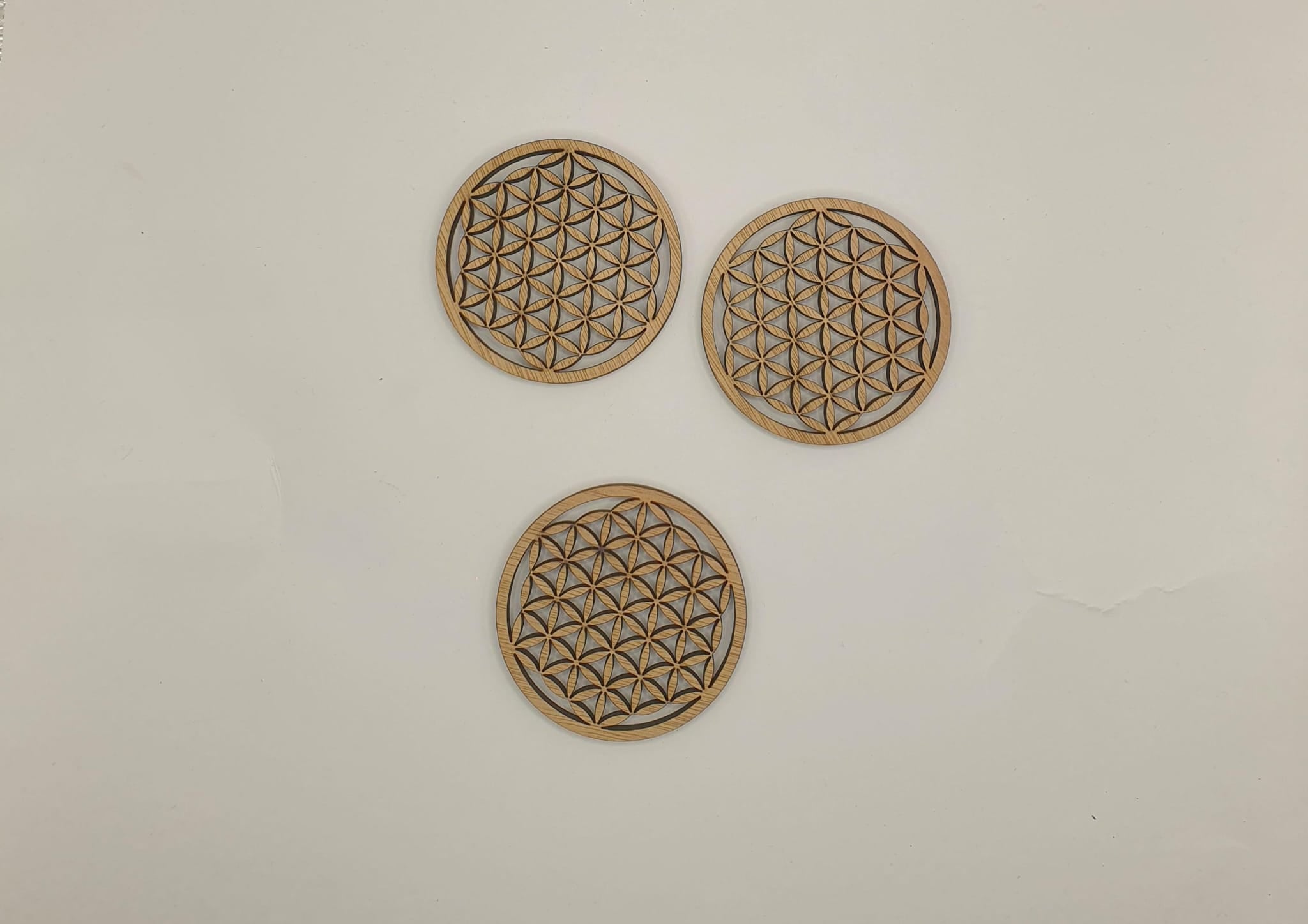 Decorațiune/ magnet din lemn floarea vieții Decorațiune/ magnet din lemn floarea vieții