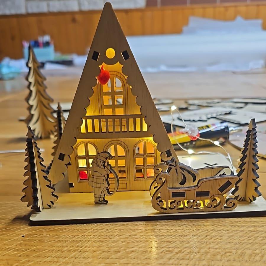 Obiect decor, căsuță, din lemn, creat în spiritul Crăciunului Obiect decor, căsuță, din lemn, creat în spiritul Crăciunului