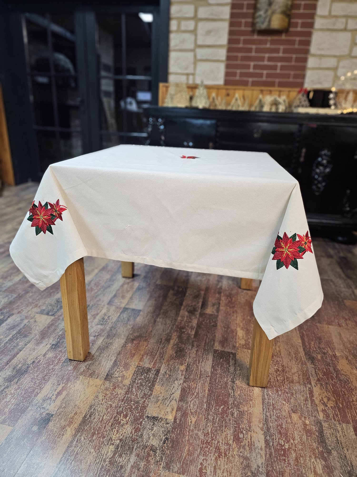 Față de masă pătrată (150 x 150 cm), brodată cu crăciunițe Față de masă pătrată (150 x 150 cm), brodată cu crăciunițe