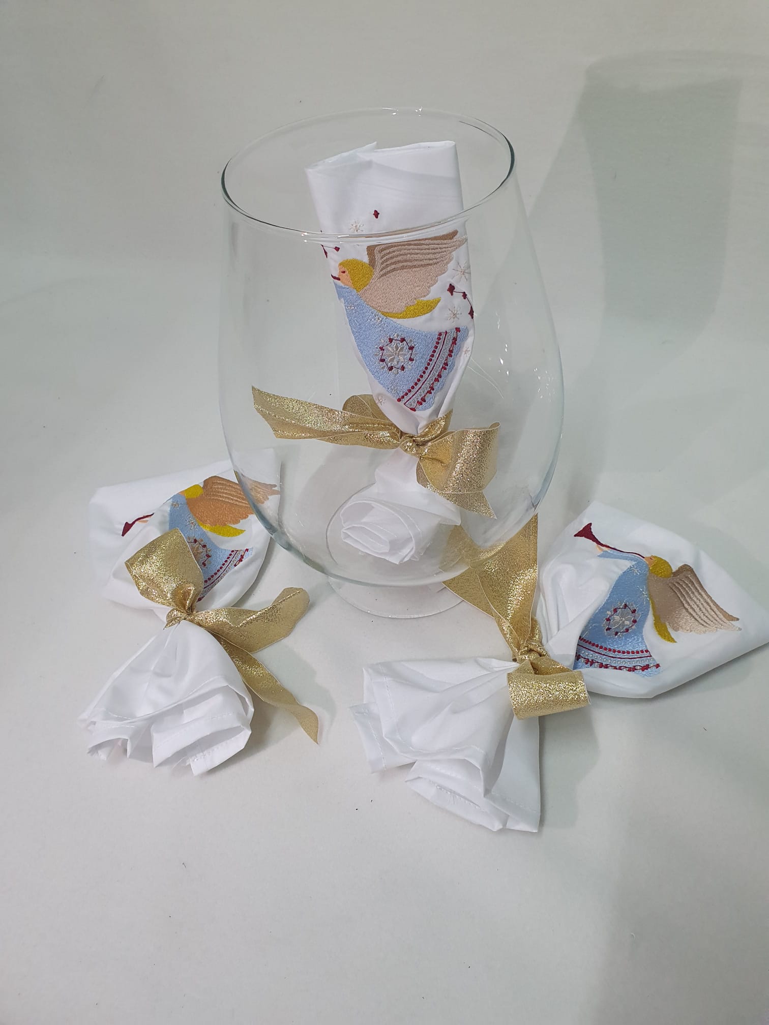 Șervet brodat cu înger, ideal pentru masa festivă de sărbători Șervet brodat cu înger, ideal pentru masa festivă de sărbători