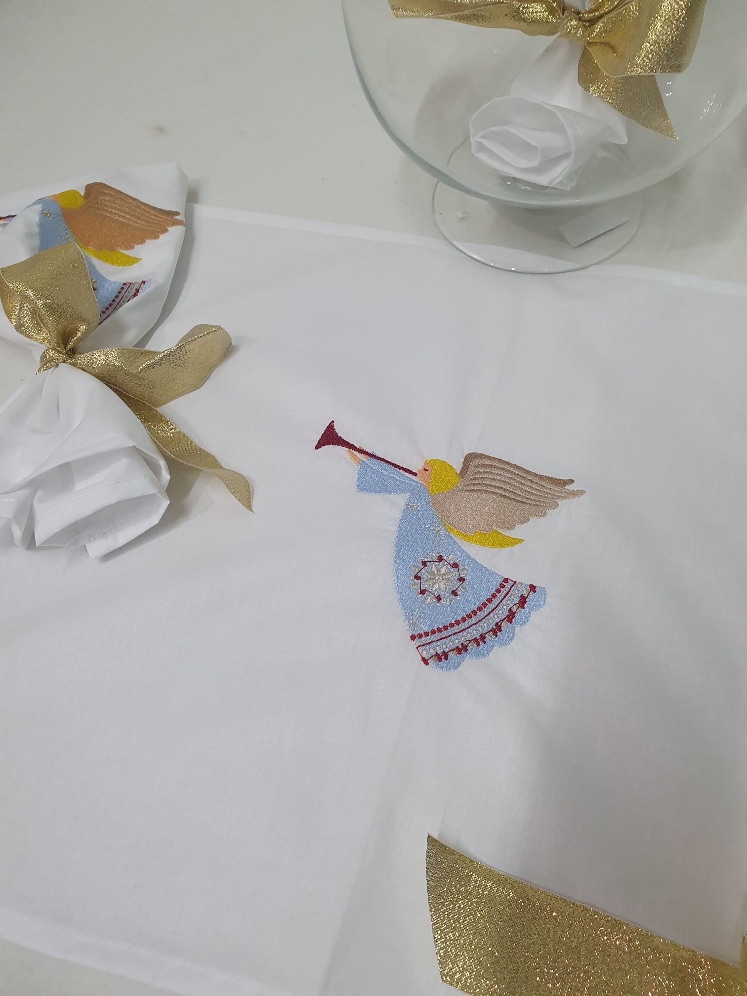Șervet brodat cu înger, ideal pentru masa festivă de sărbători Șervet brodat cu înger, ideal pentru masa festivă de sărbători