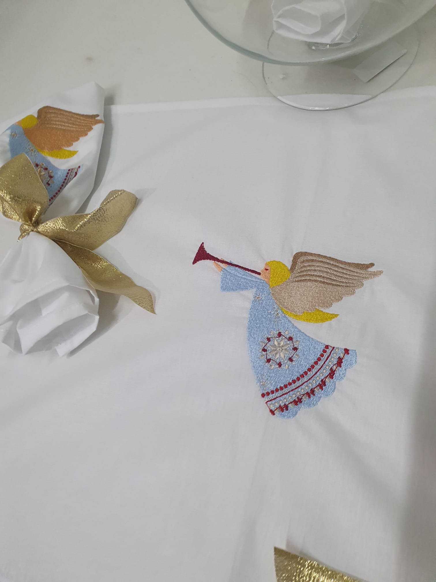 Șervet brodat cu înger, ideal pentru masa festivă de sărbători Șervet brodat cu înger, ideal pentru masa festivă de sărbători